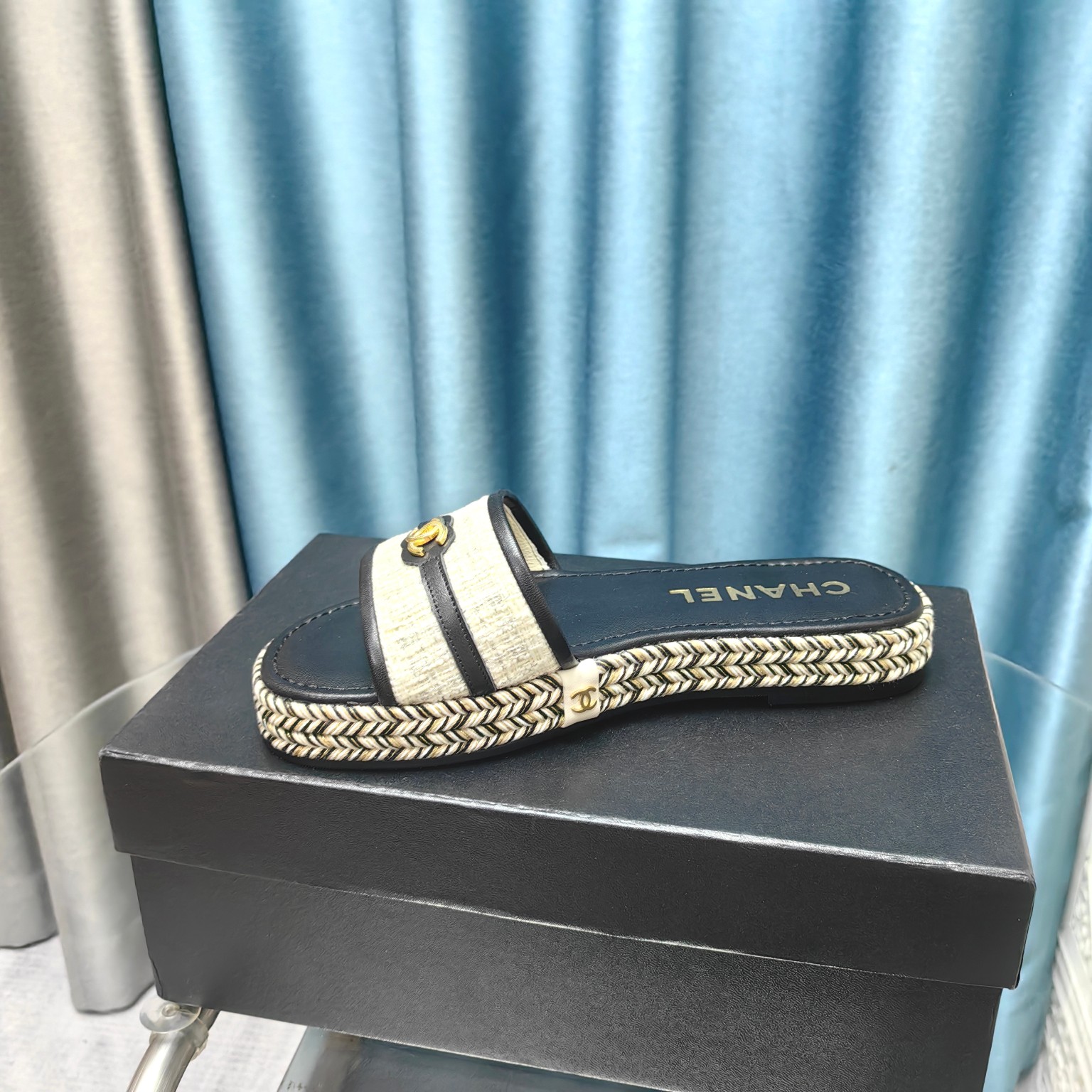 CHANEL Flat straw sandals