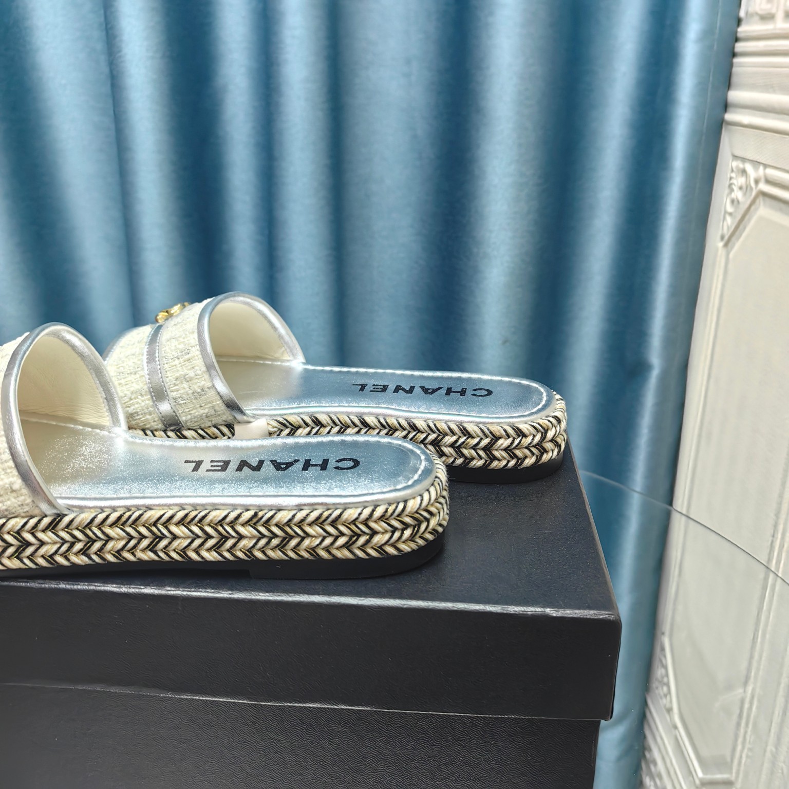 CHANEL Flat straw sandals