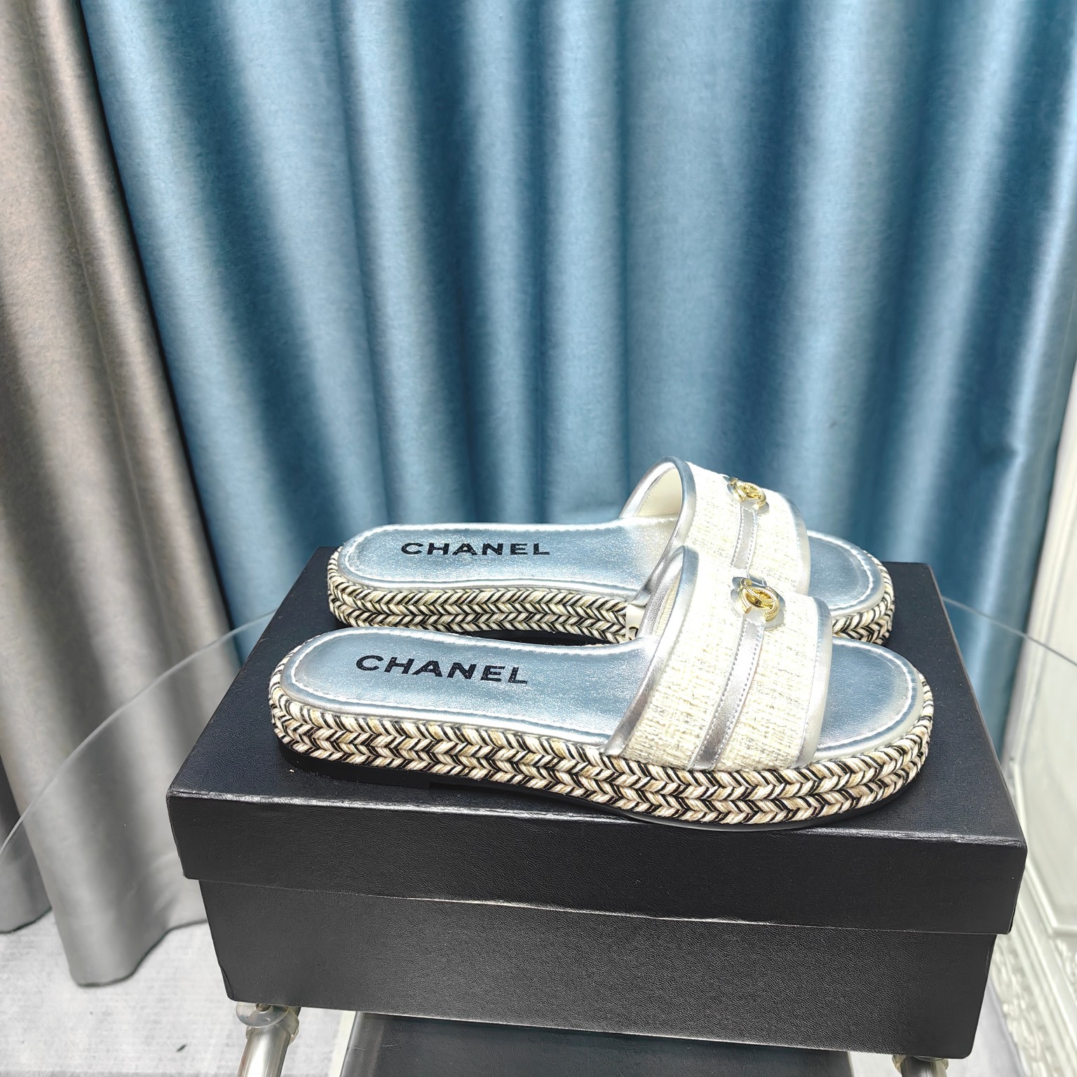 CHANEL Flat straw sandals