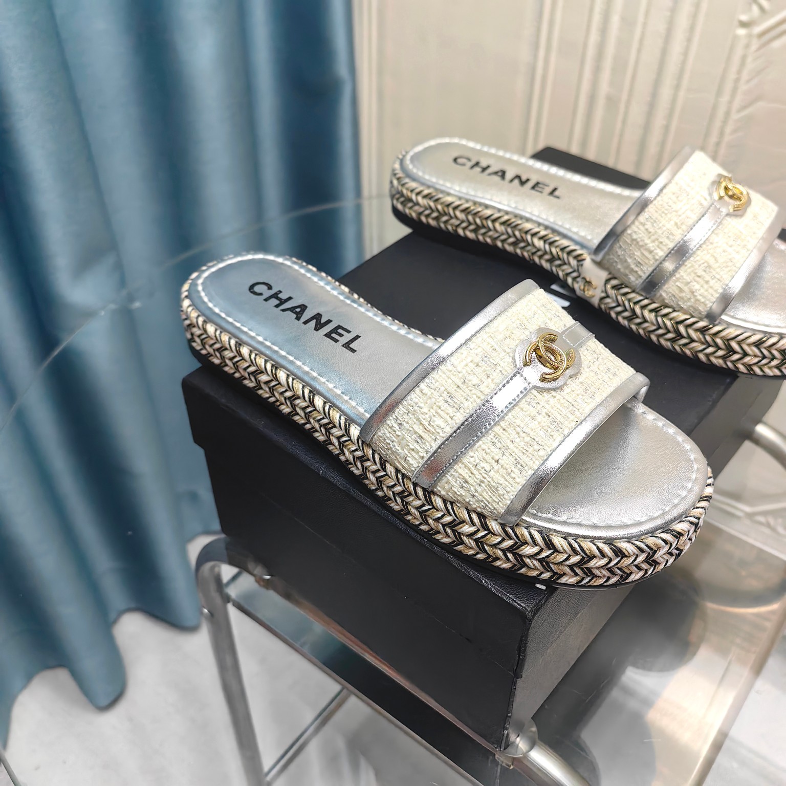 CHANEL Flat straw sandals