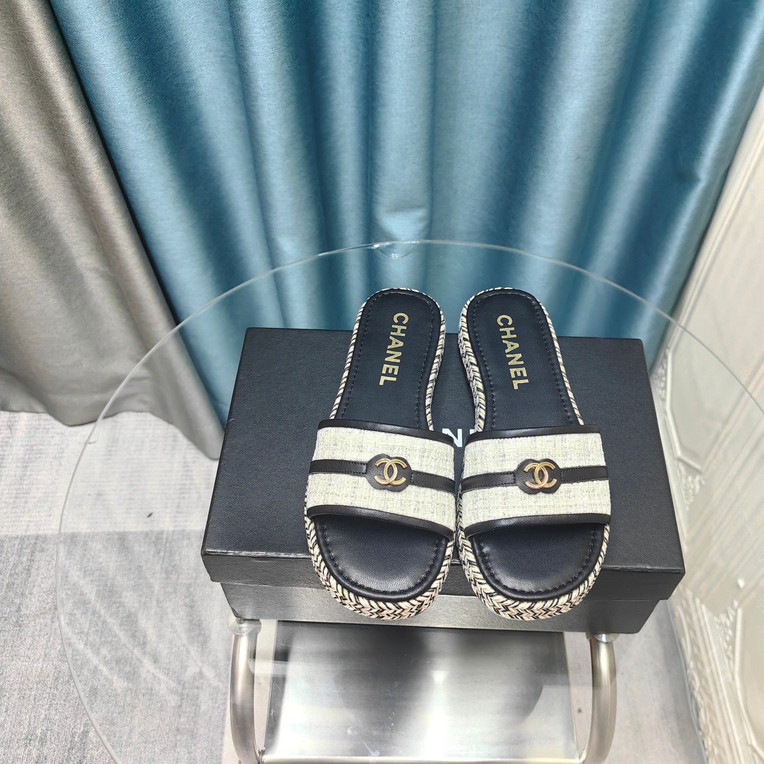 CHANEL Flat straw sandals