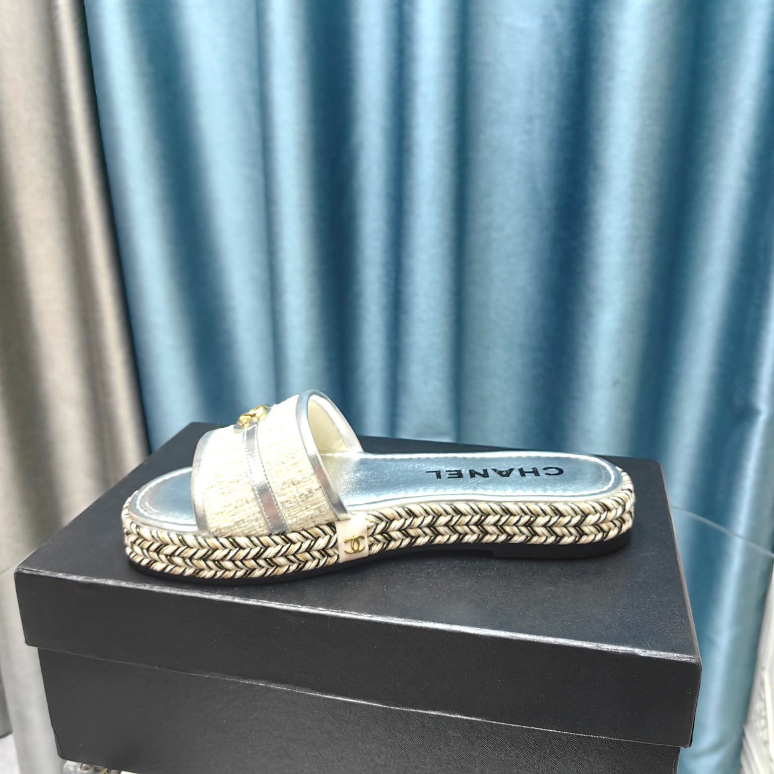 CHANEL Flat straw sandals