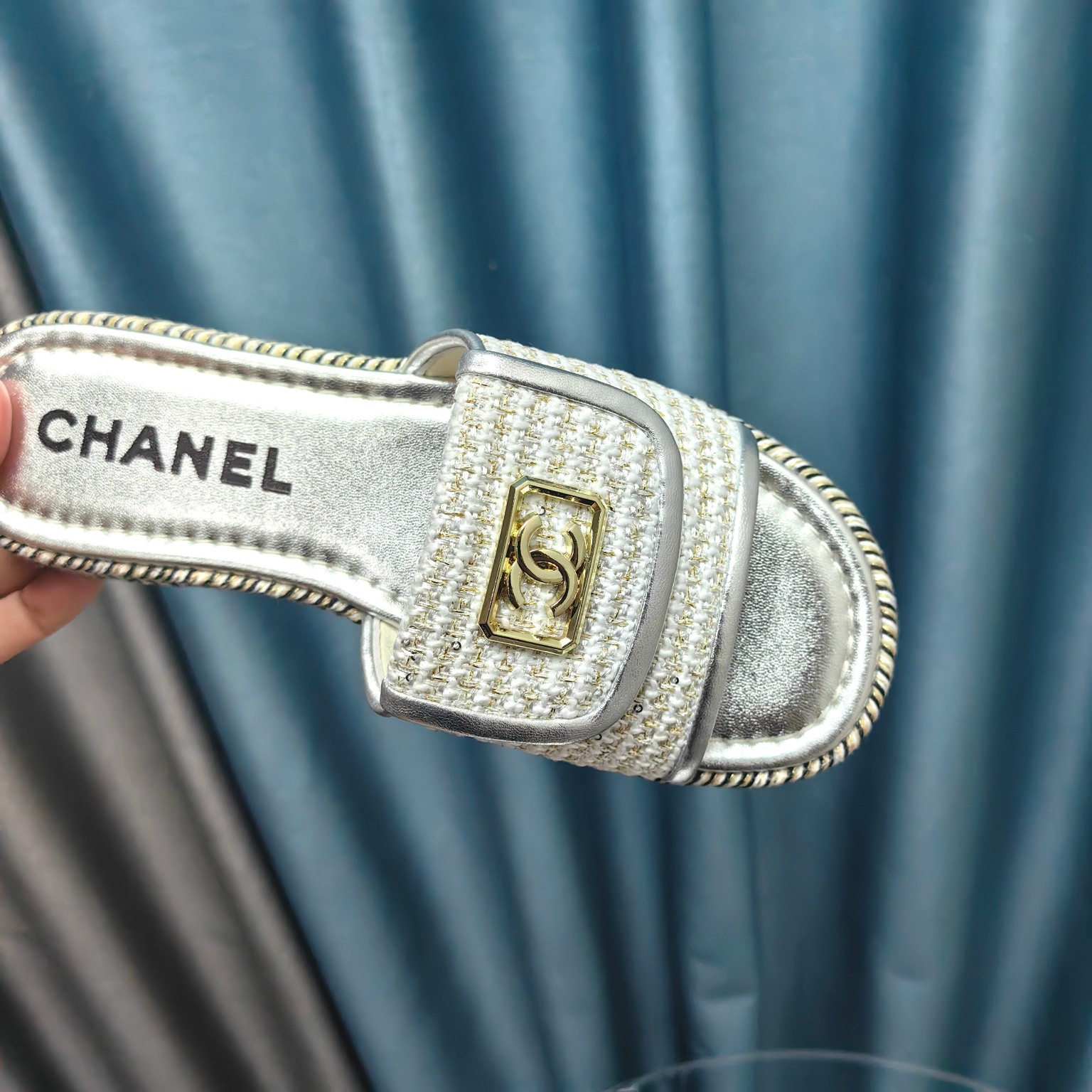 CHANEL Flat straw sandals