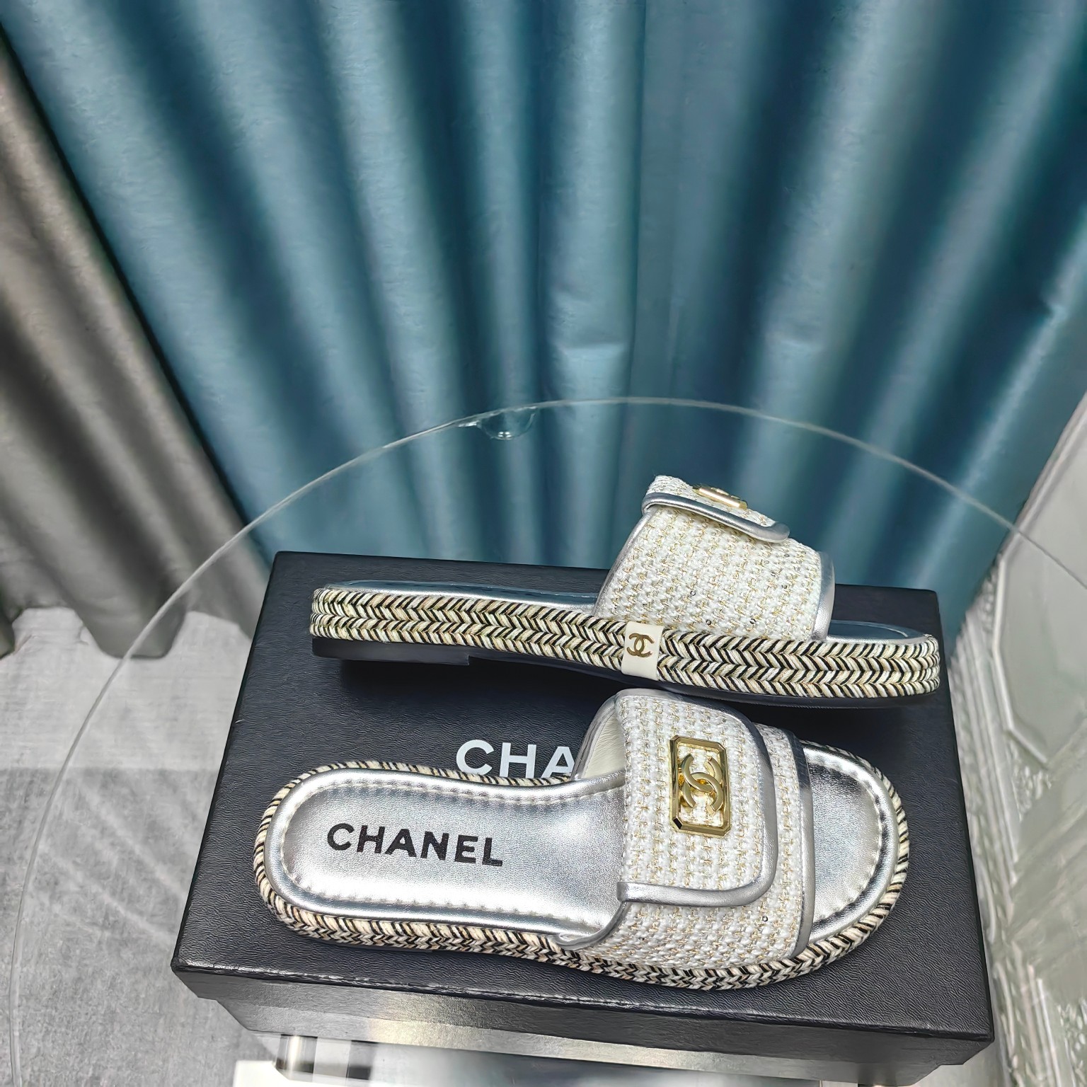 CHANEL Flat straw sandals