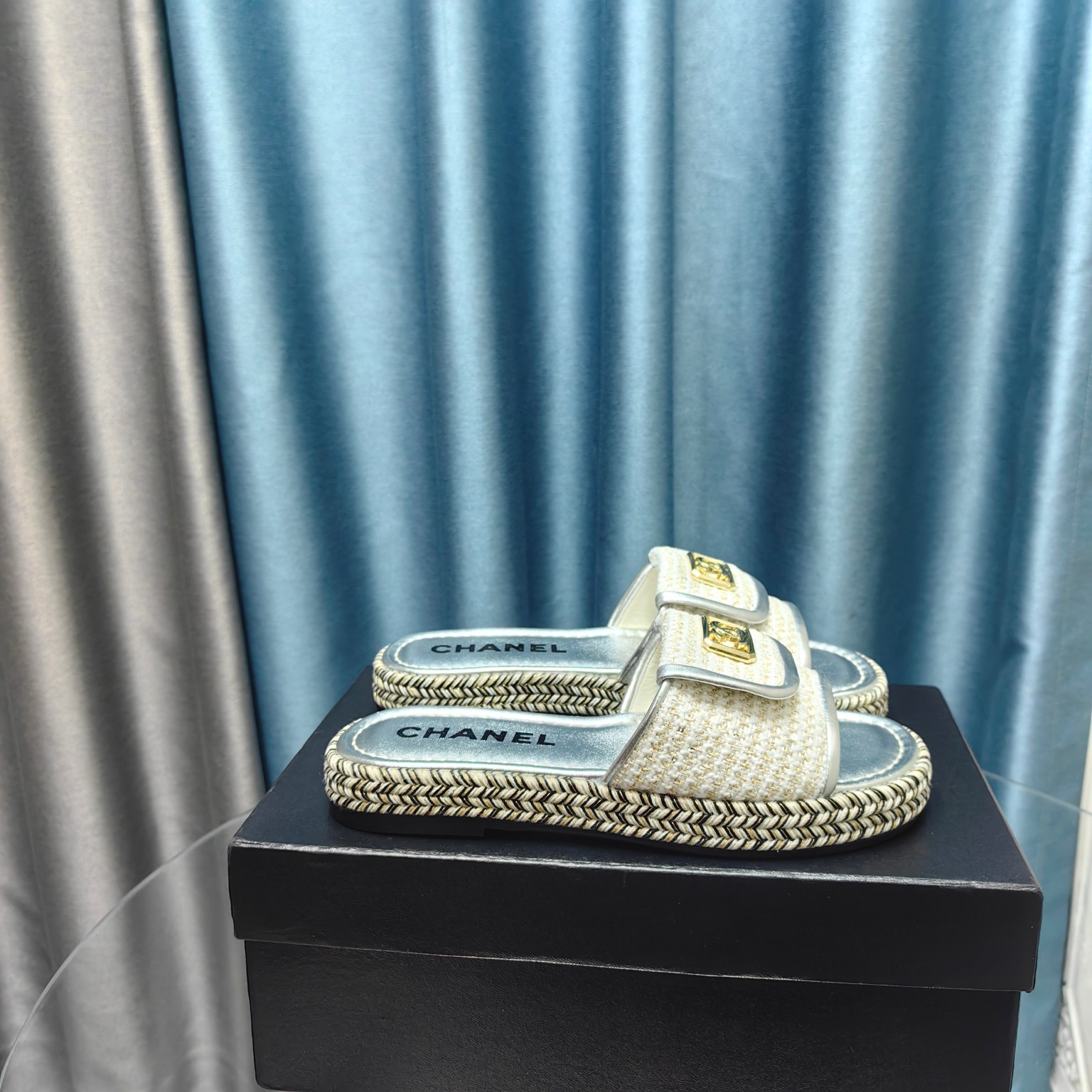 CHANEL Flat straw sandals