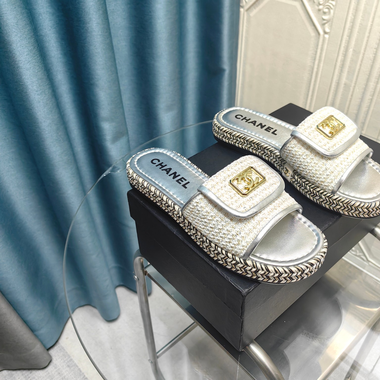 CHANEL Flat straw sandals