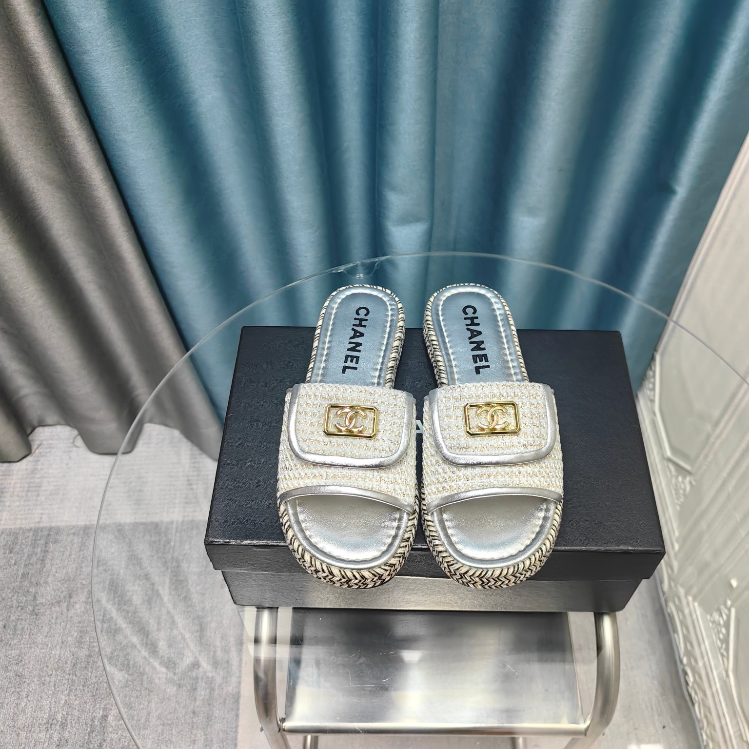 CHANEL Flat straw sandals