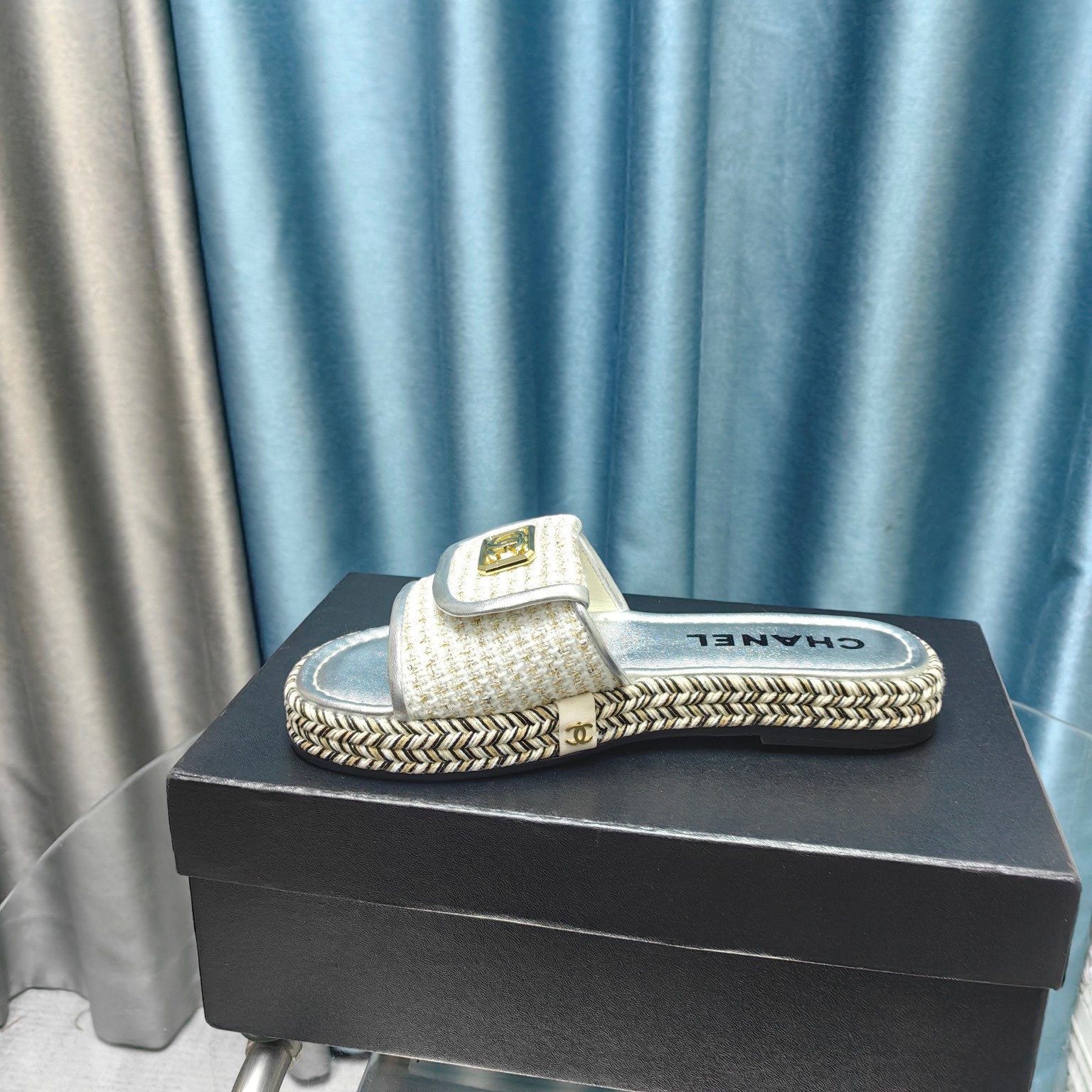 CHANEL Flat straw sandals