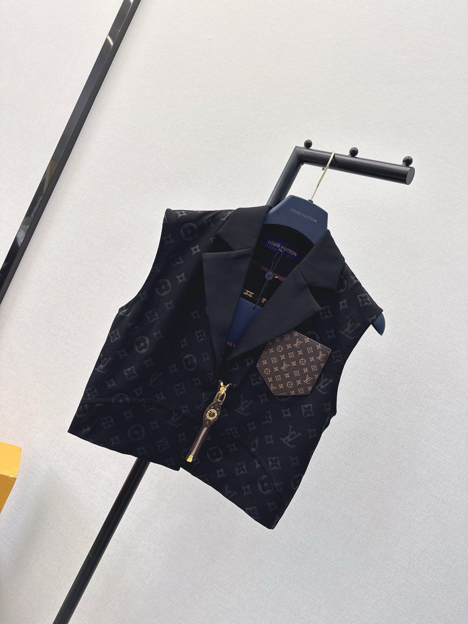 LV Embossed logo vest set