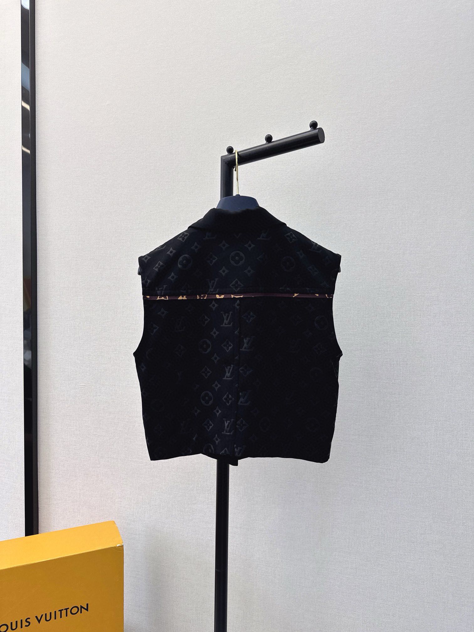 LV Embossed logo vest set