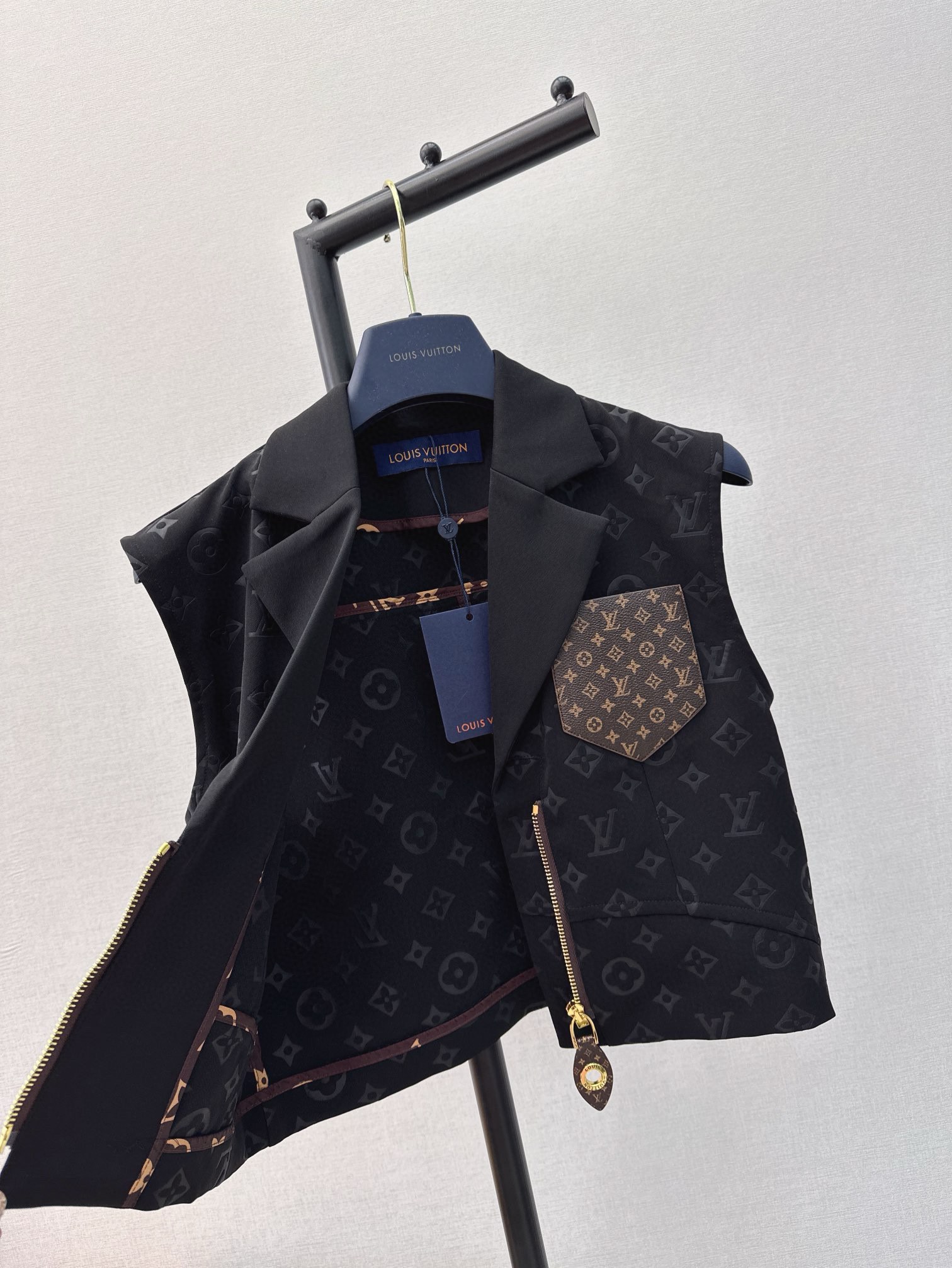 LV Embossed logo vest set