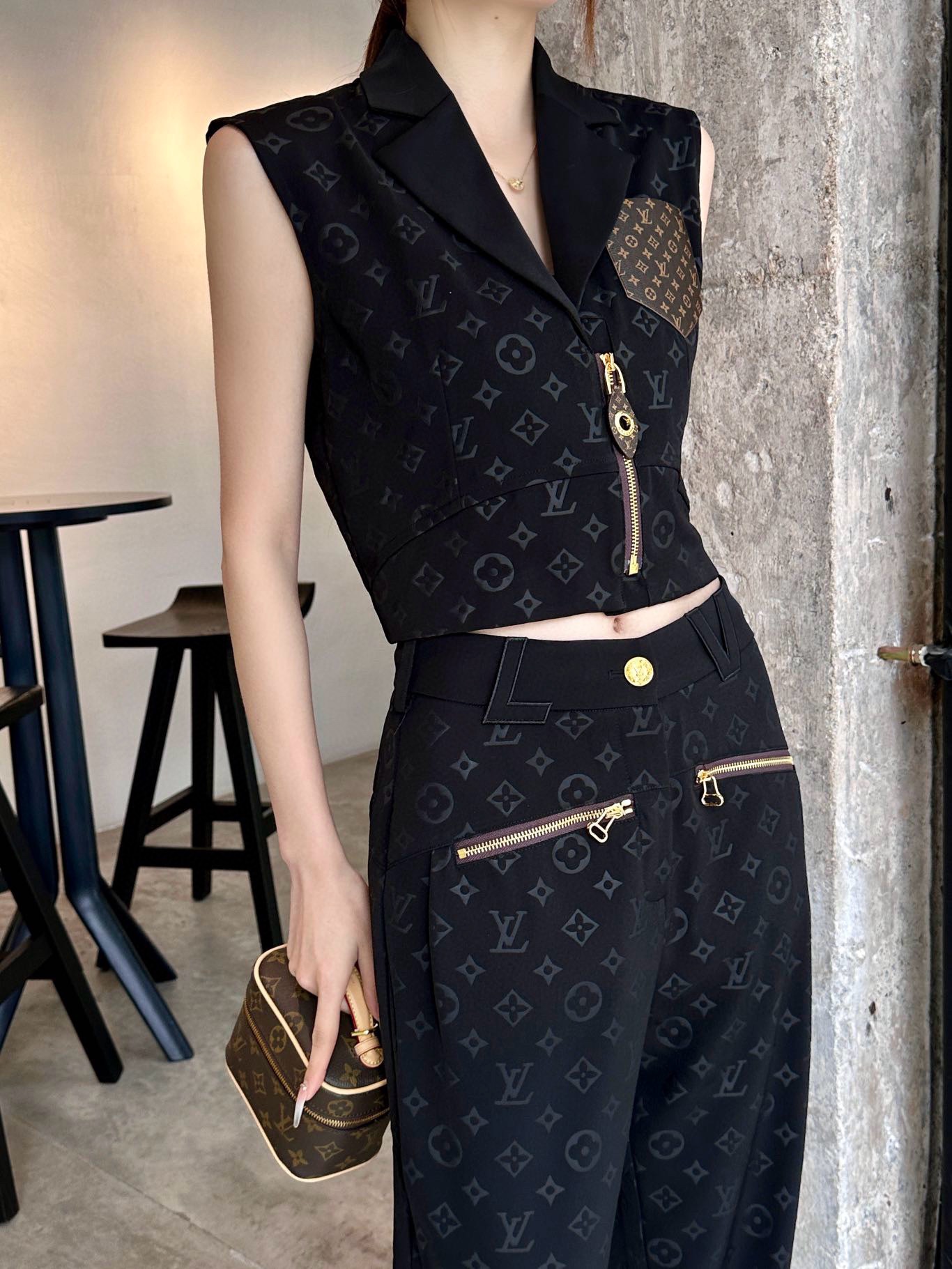 LV Embossed logo vest set