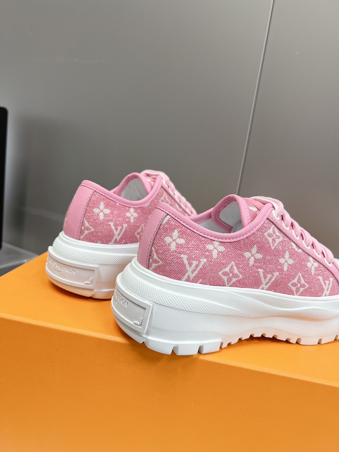 LOUIS VUITTON SNEAKERS