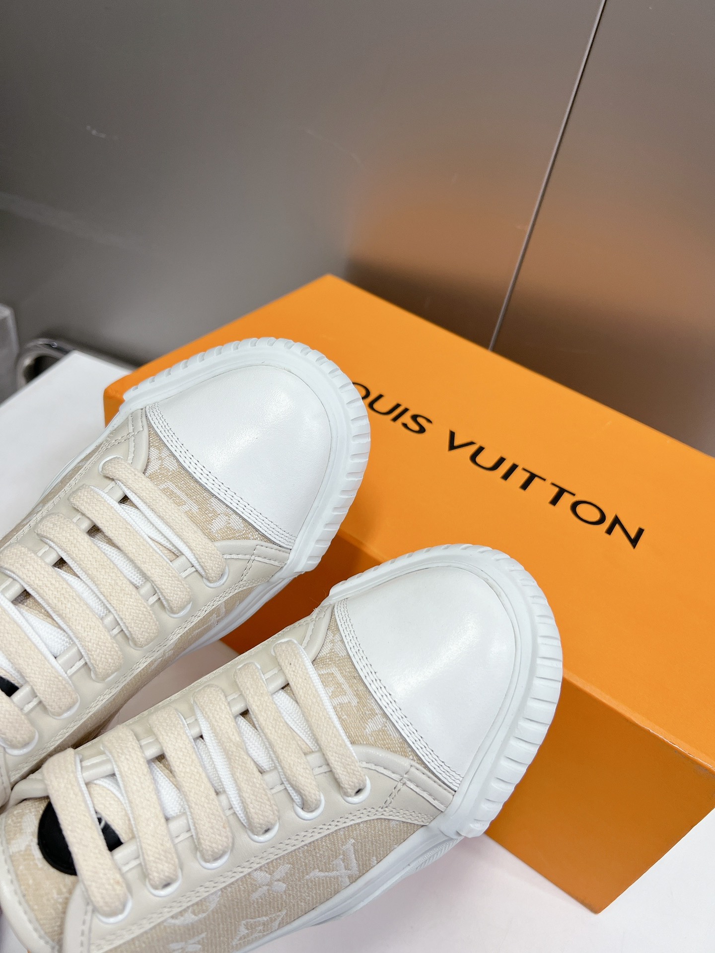 LOUIS VUITTON SNEAKERS