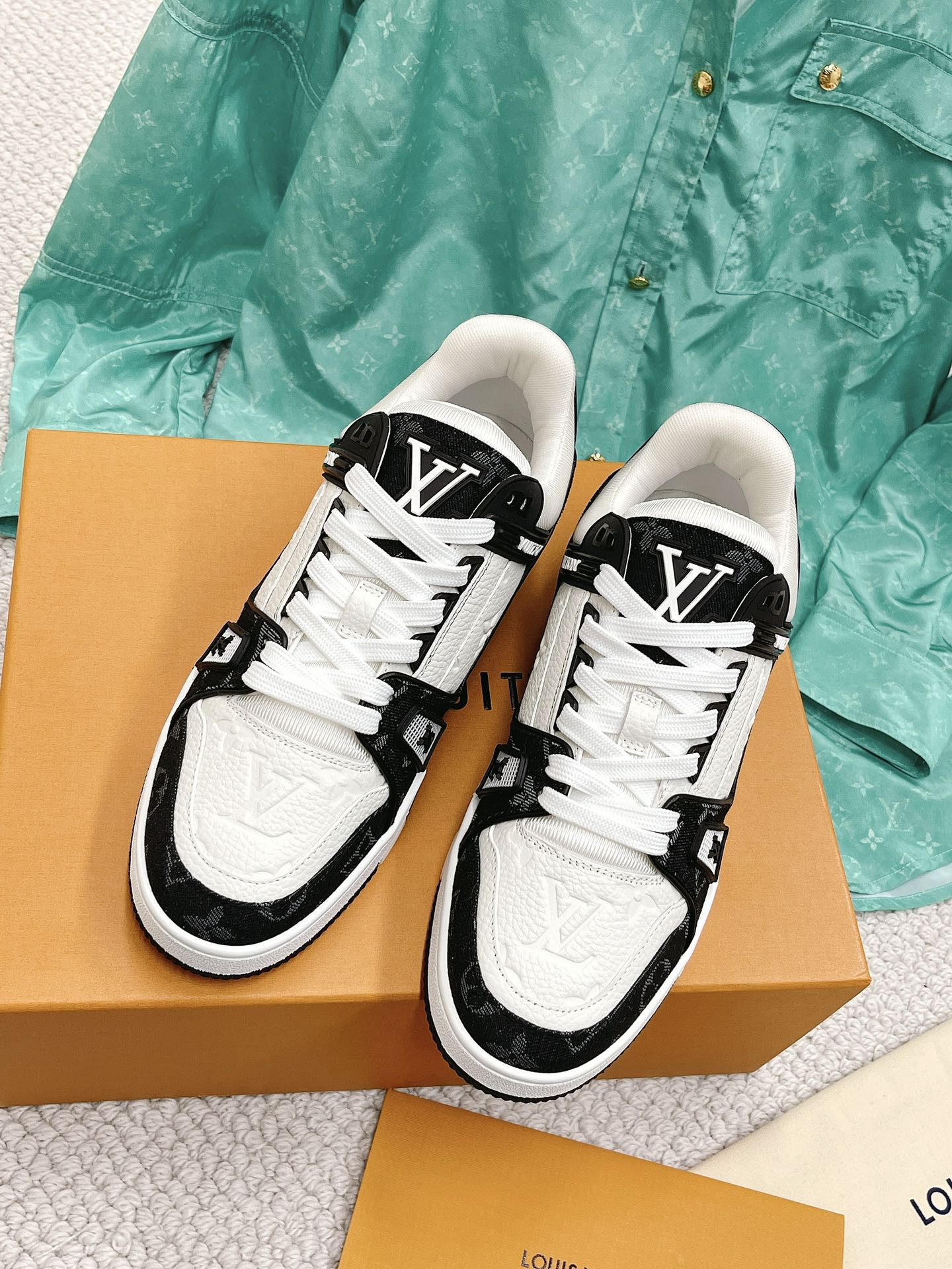 LOUIS VUITTON SNEAKERS
