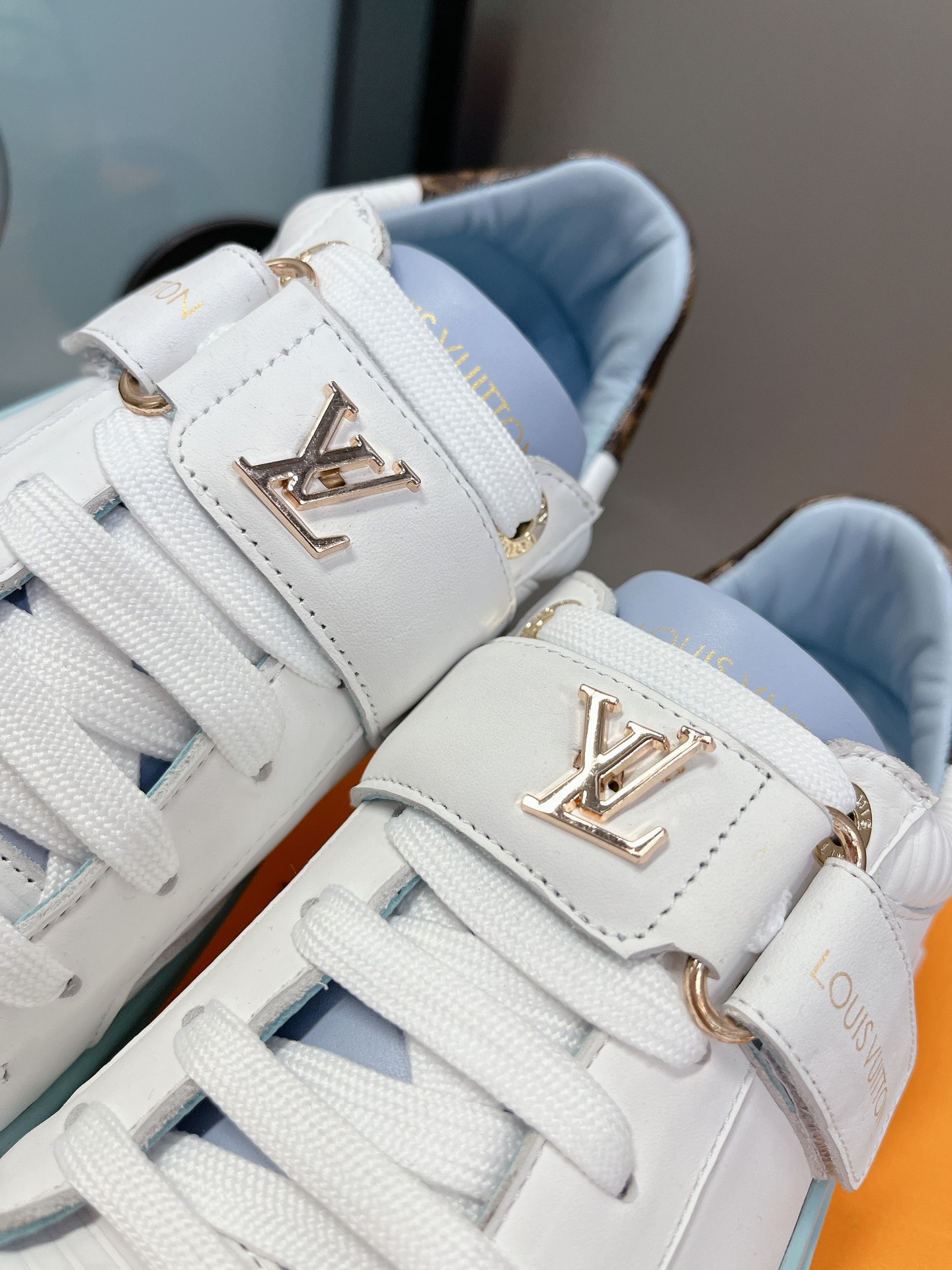 LOUIS VUITTON SNEAKERS
