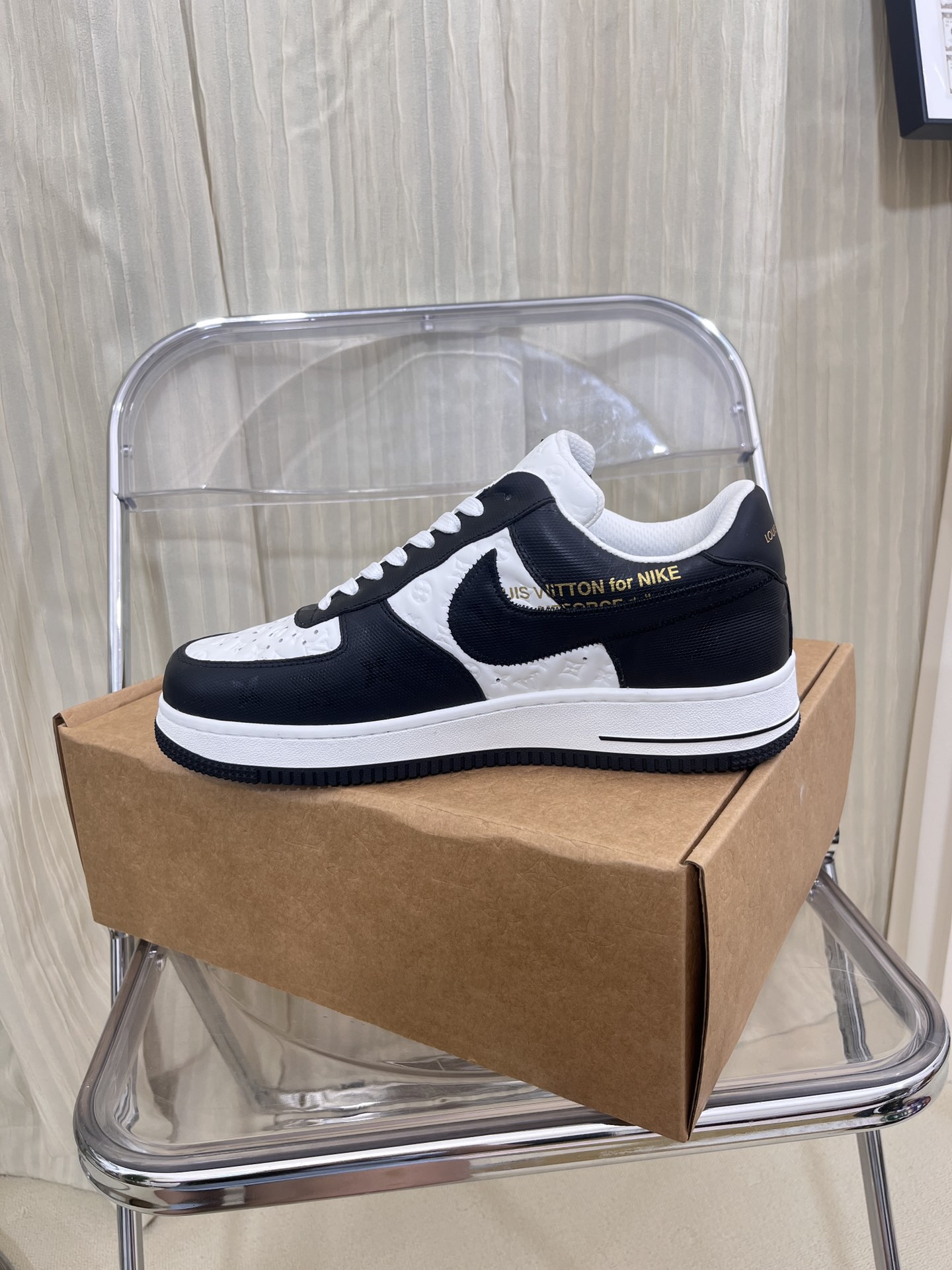 LOUIS VUITTON SNEAKERS