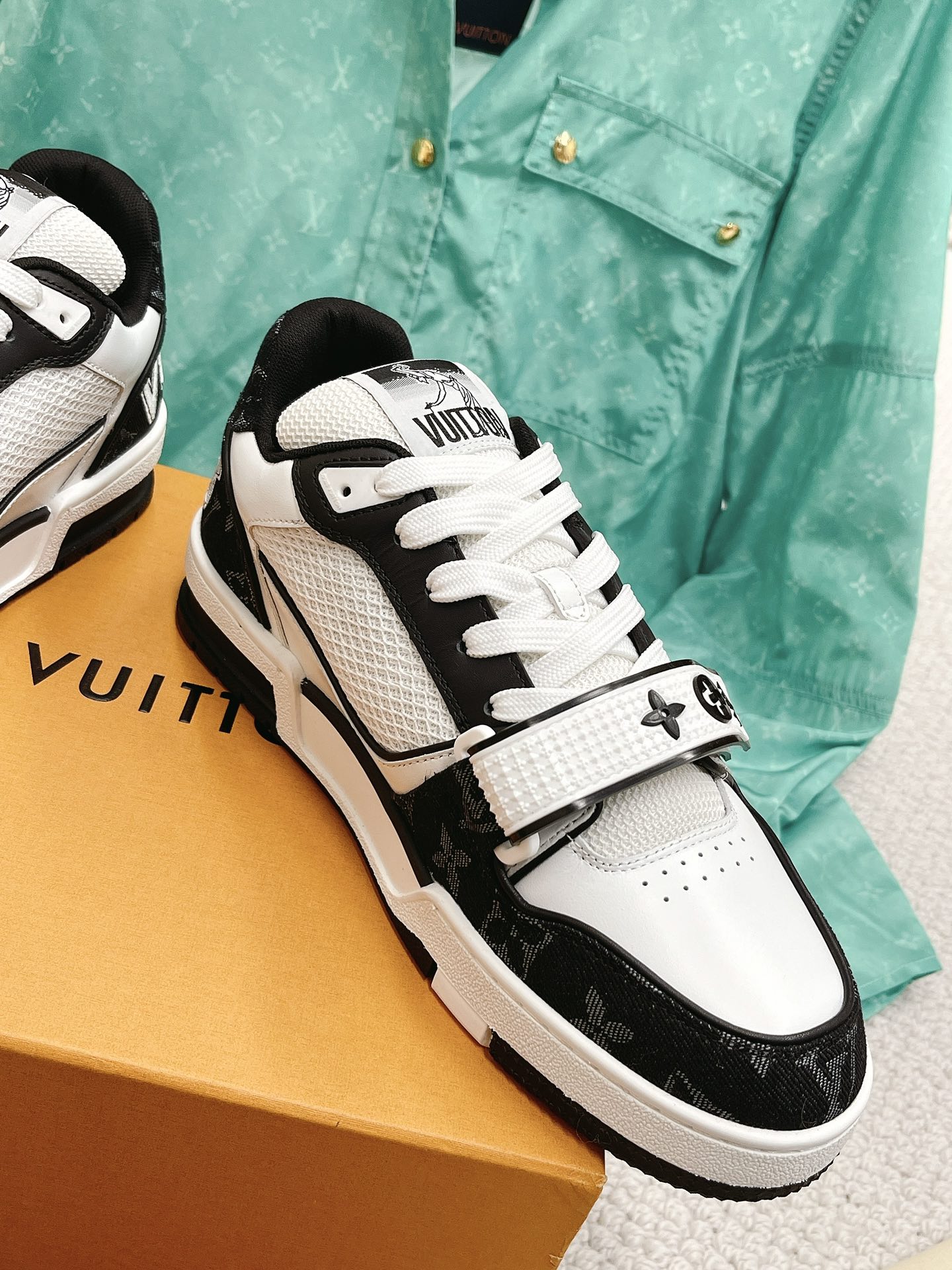 LOUIS VUITTON SNEAKERS