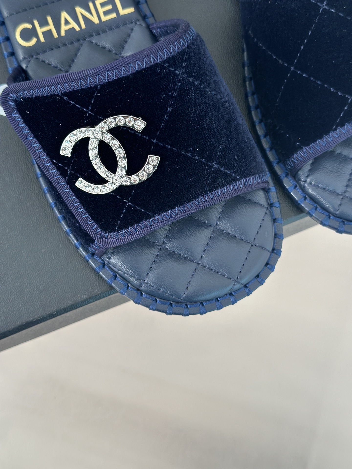 CHANEL SLIDES