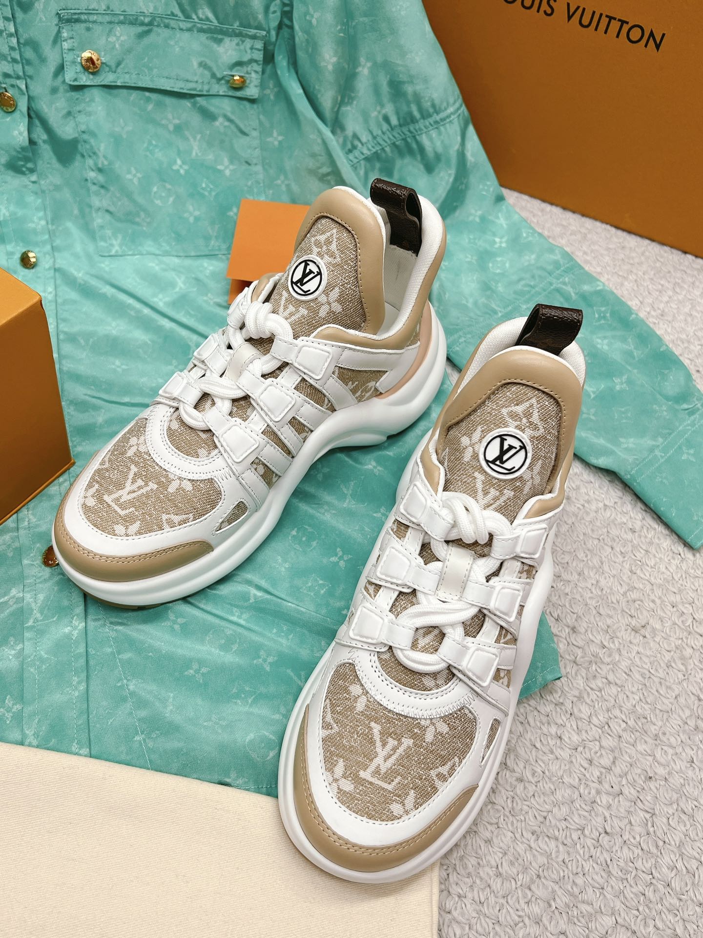 LOUIS VUITTON SNEAKERS
