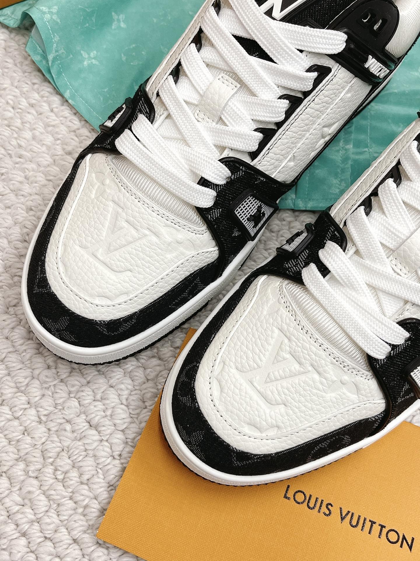 LOUIS VUITTON SNEAKERS