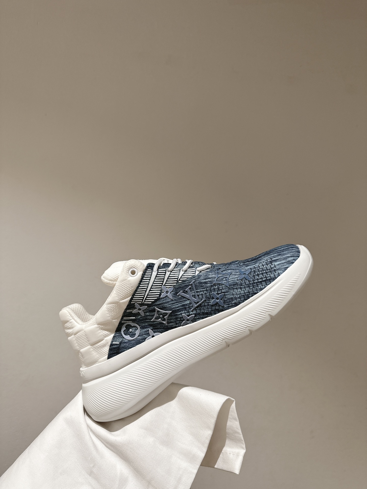 LOUIS VUITTON SNEAKERS