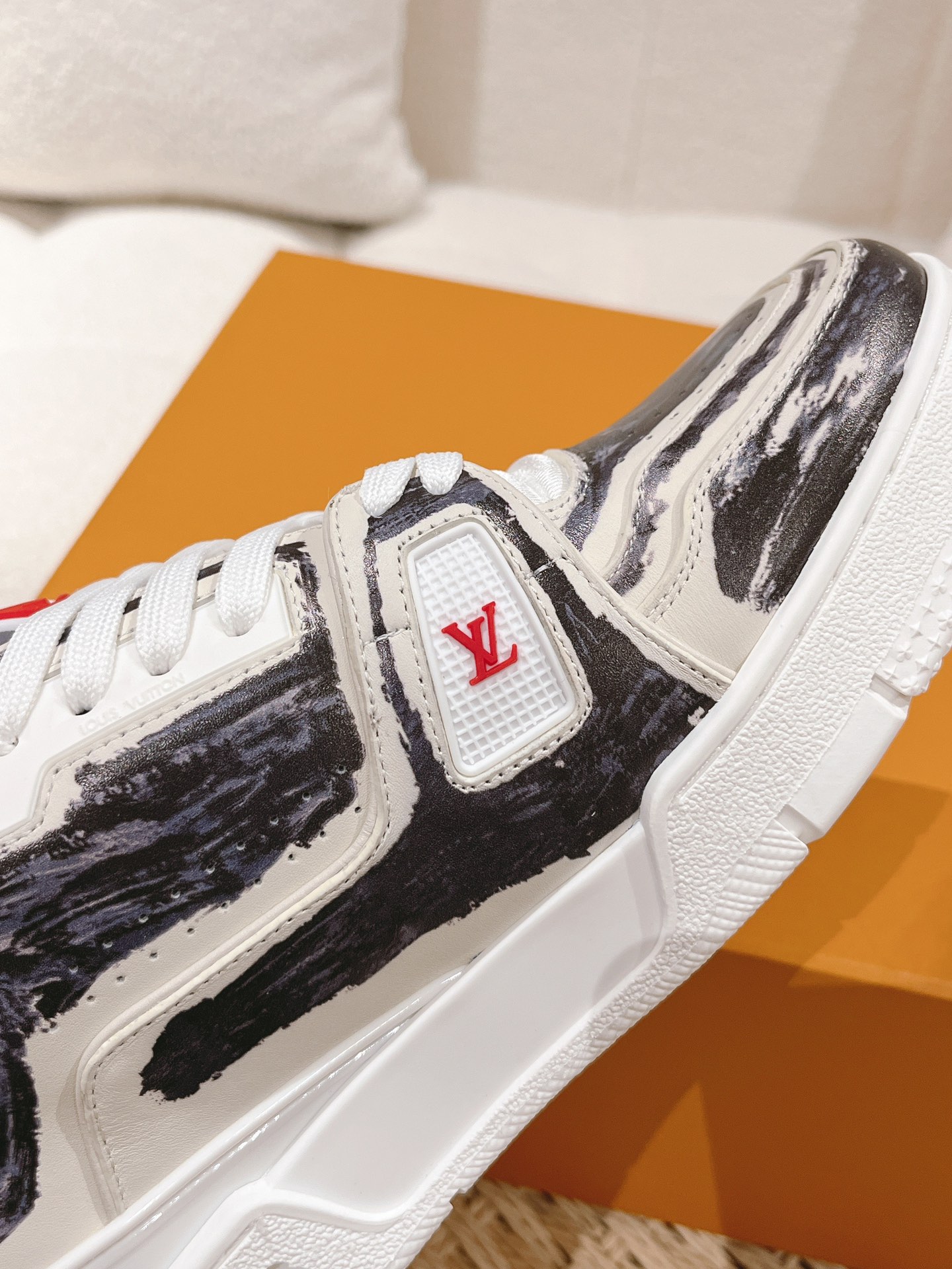 LOUIS VUITTON SNEAKERS