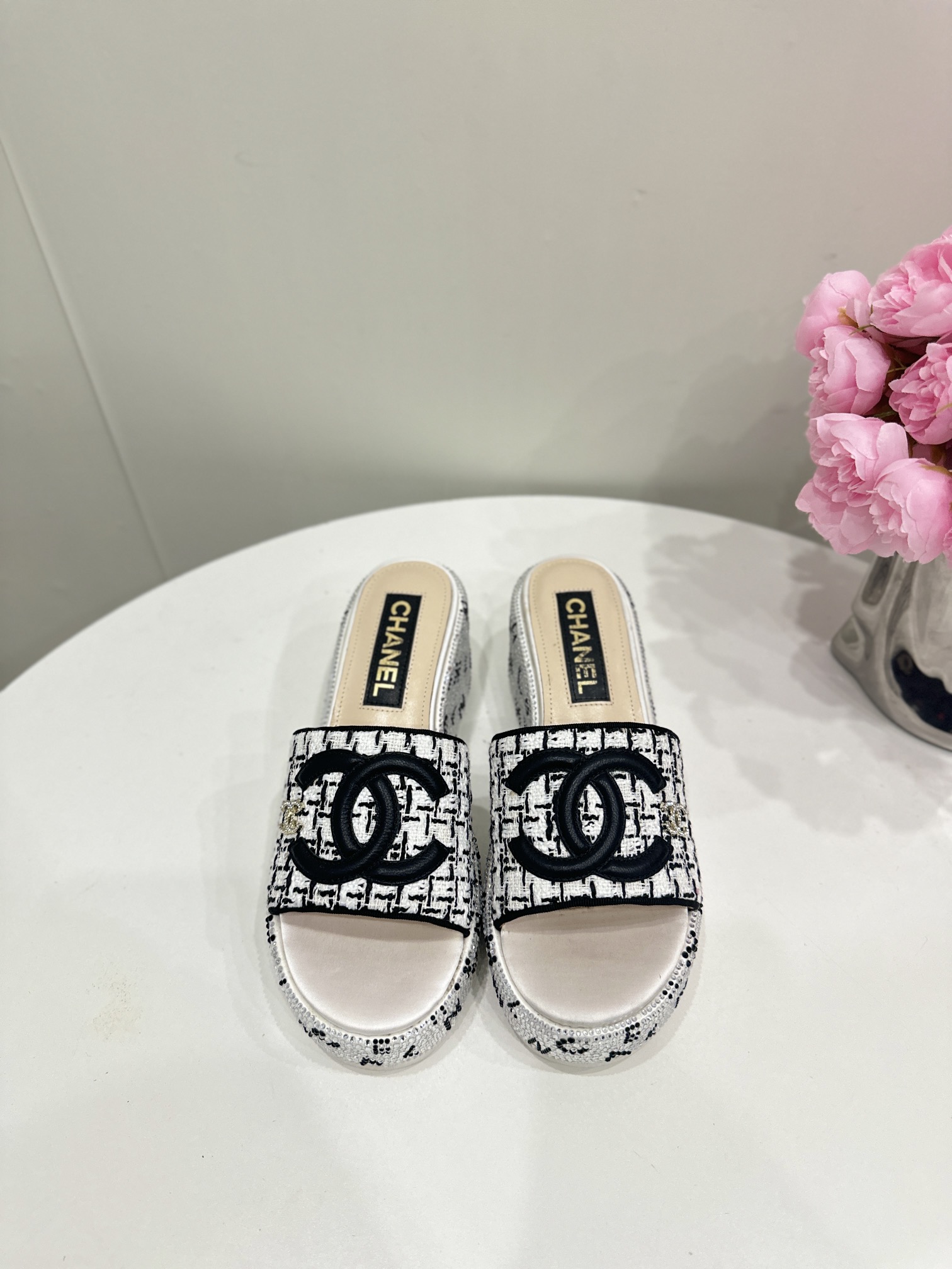 CHANEL SLIDES