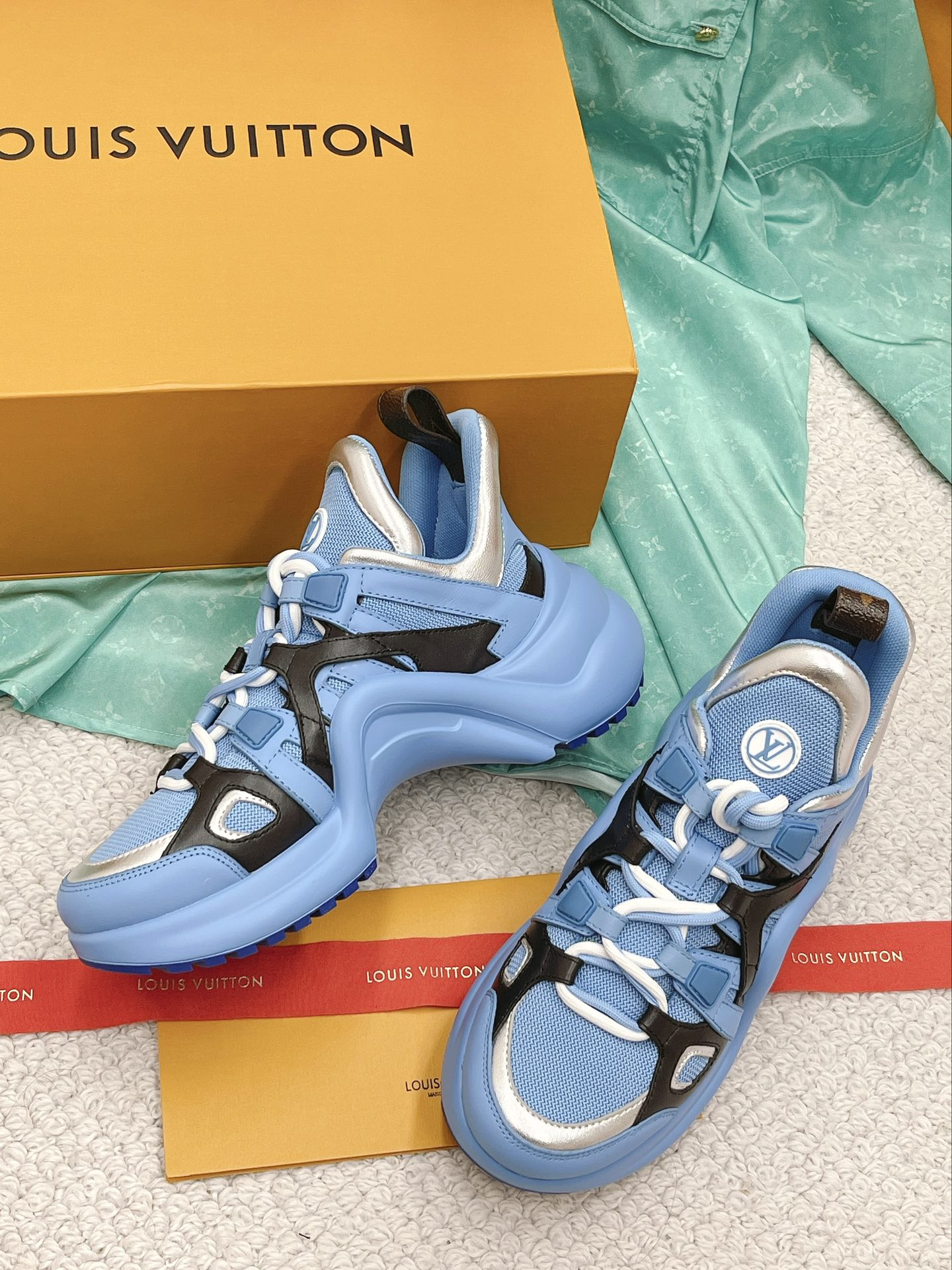 LOUIS VUITTON SNEAKERS