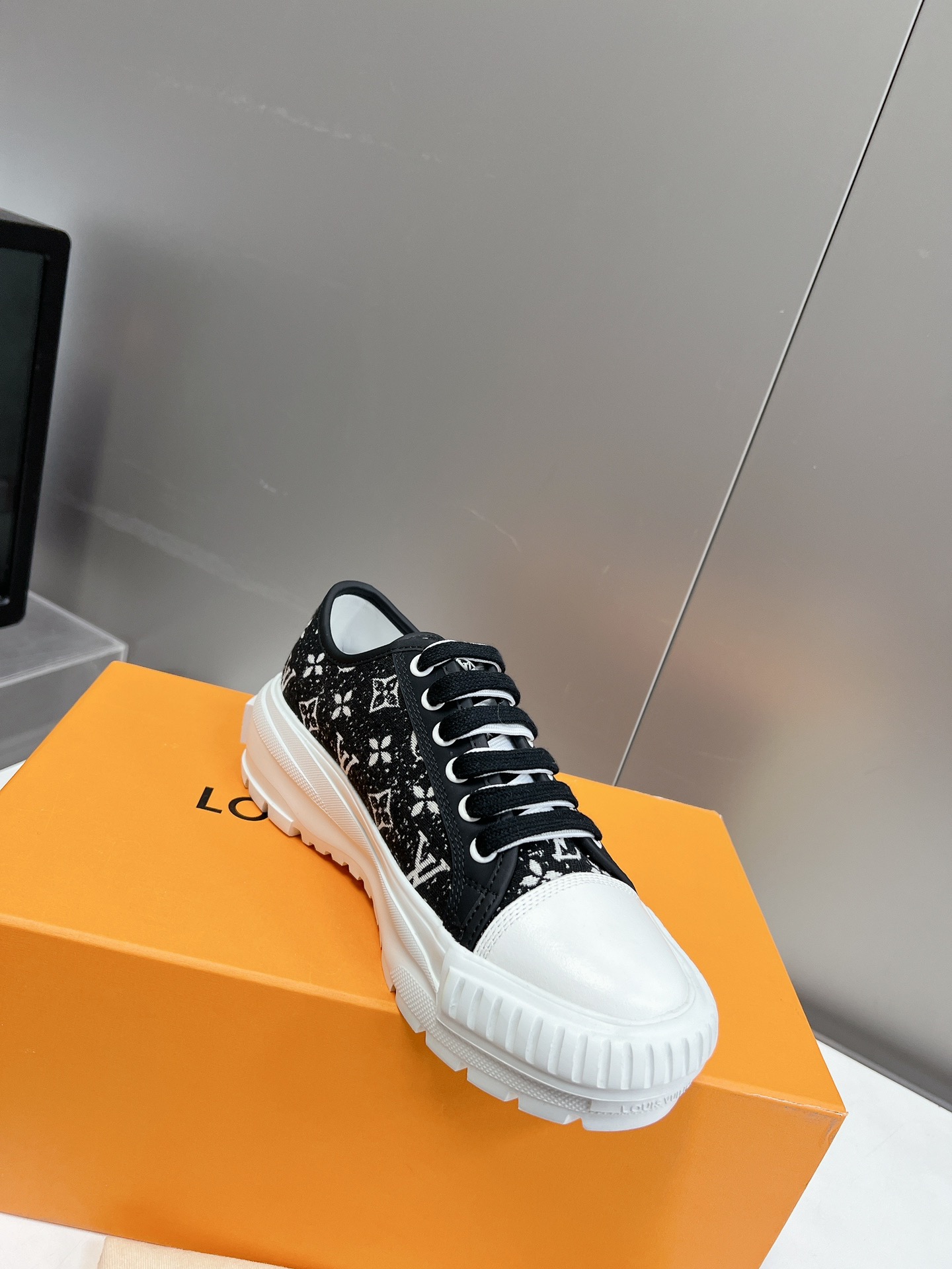 LOUIS VUITTON SNEAKERS