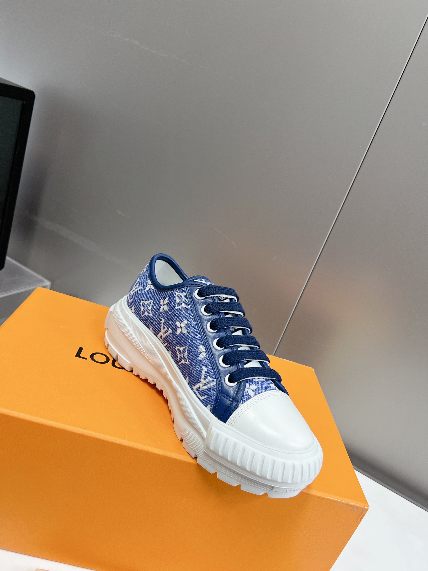 LOUIS VUITTON SNEAKERS