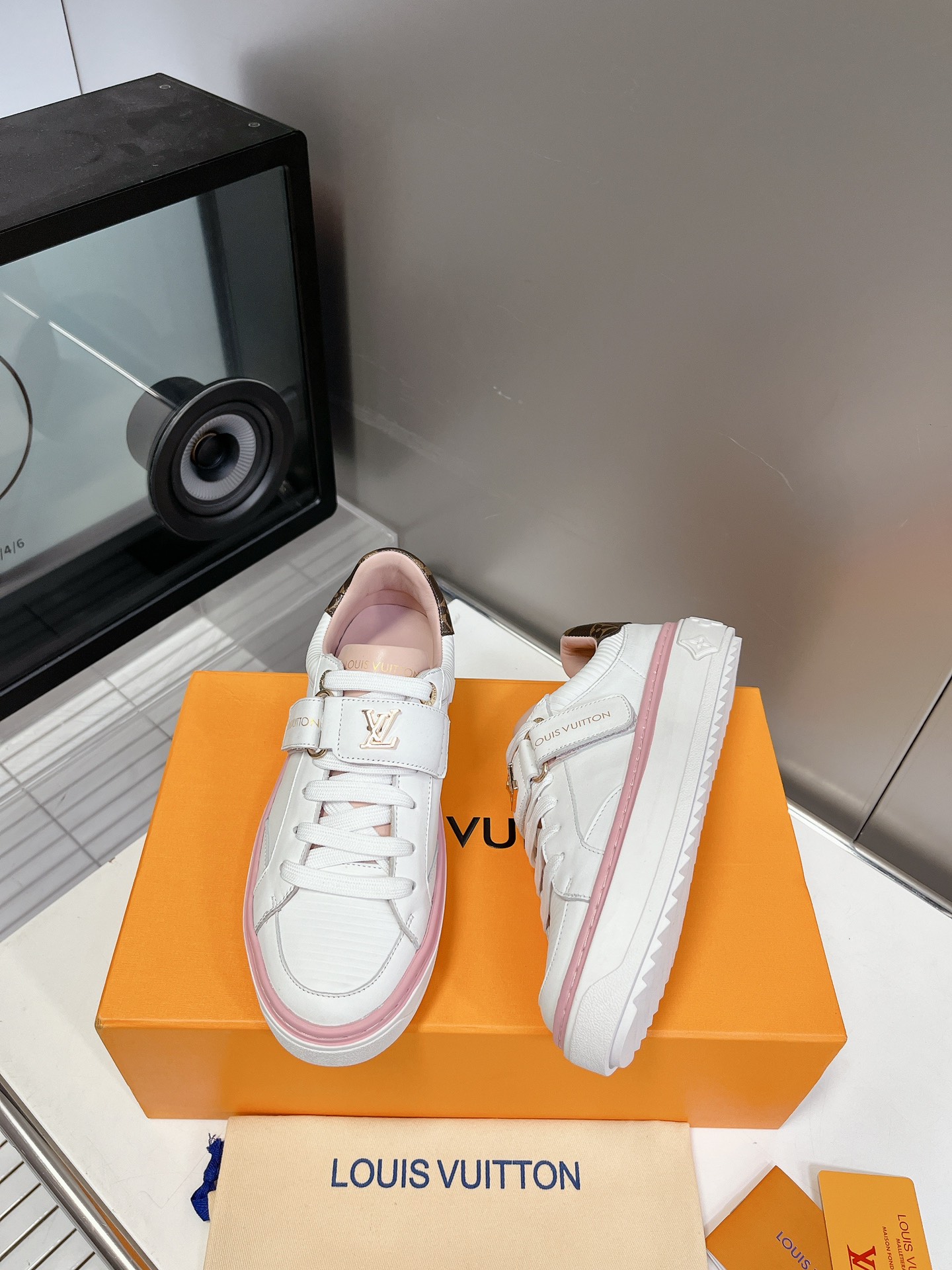 LOUIS VUITTON SNEAKERS