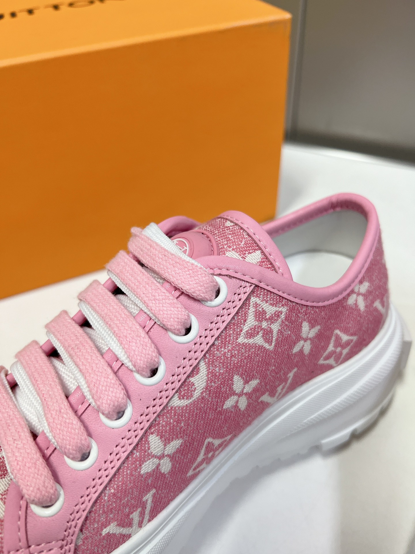 LOUIS VUITTON SNEAKERS