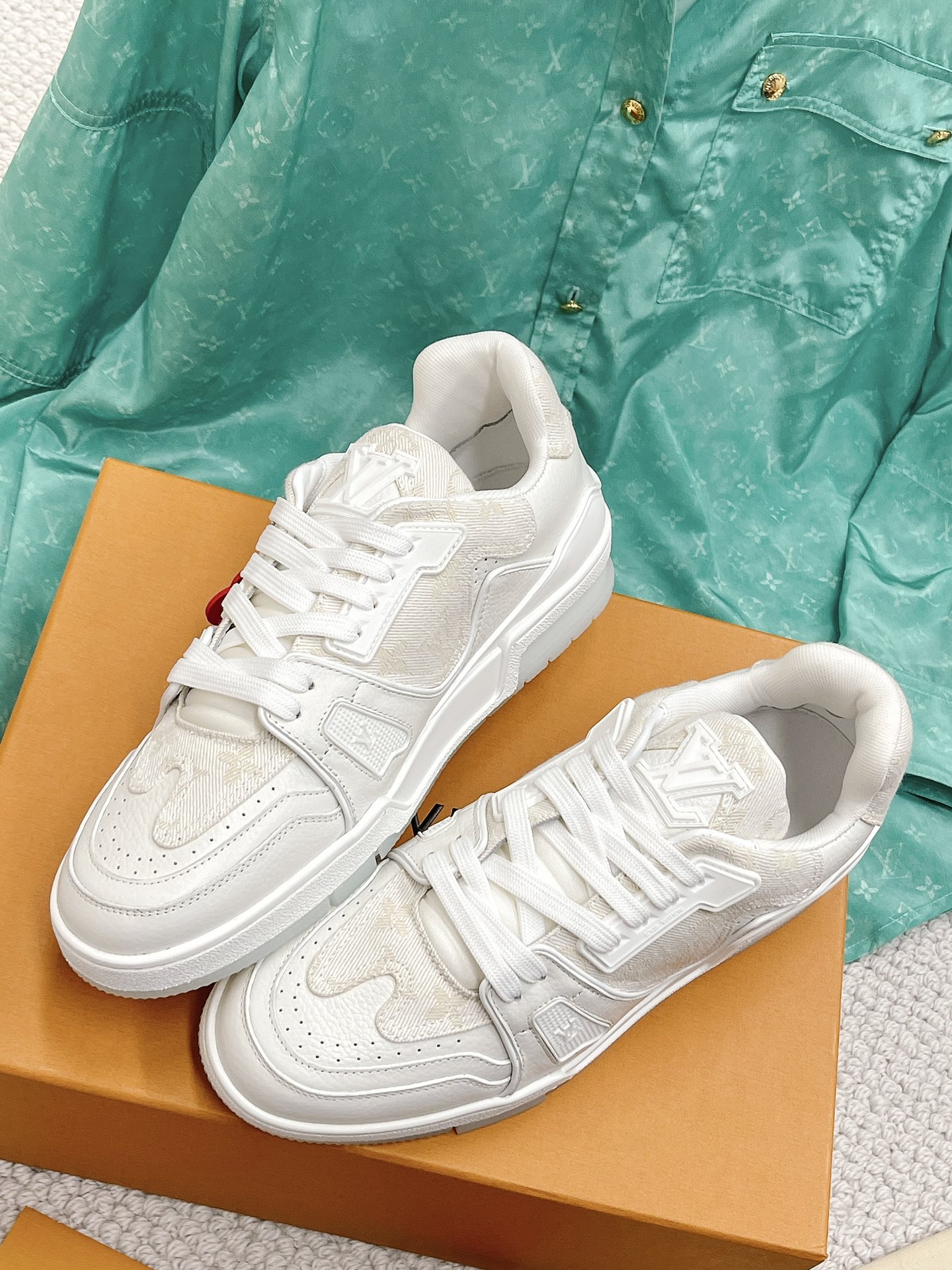 LOUIS VUITTON SNEAKERS