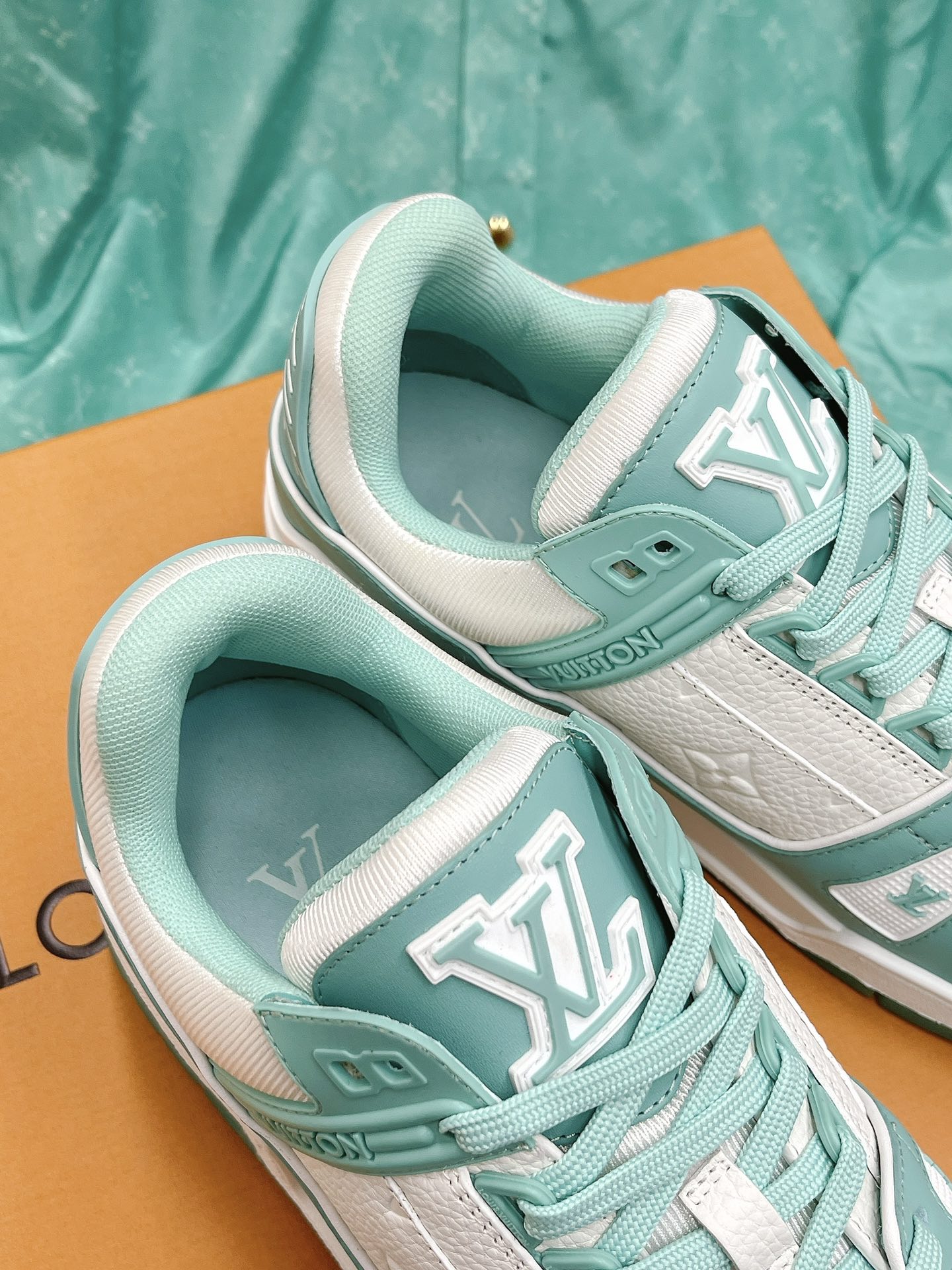 LOUIS VUITTON SNEAKERS