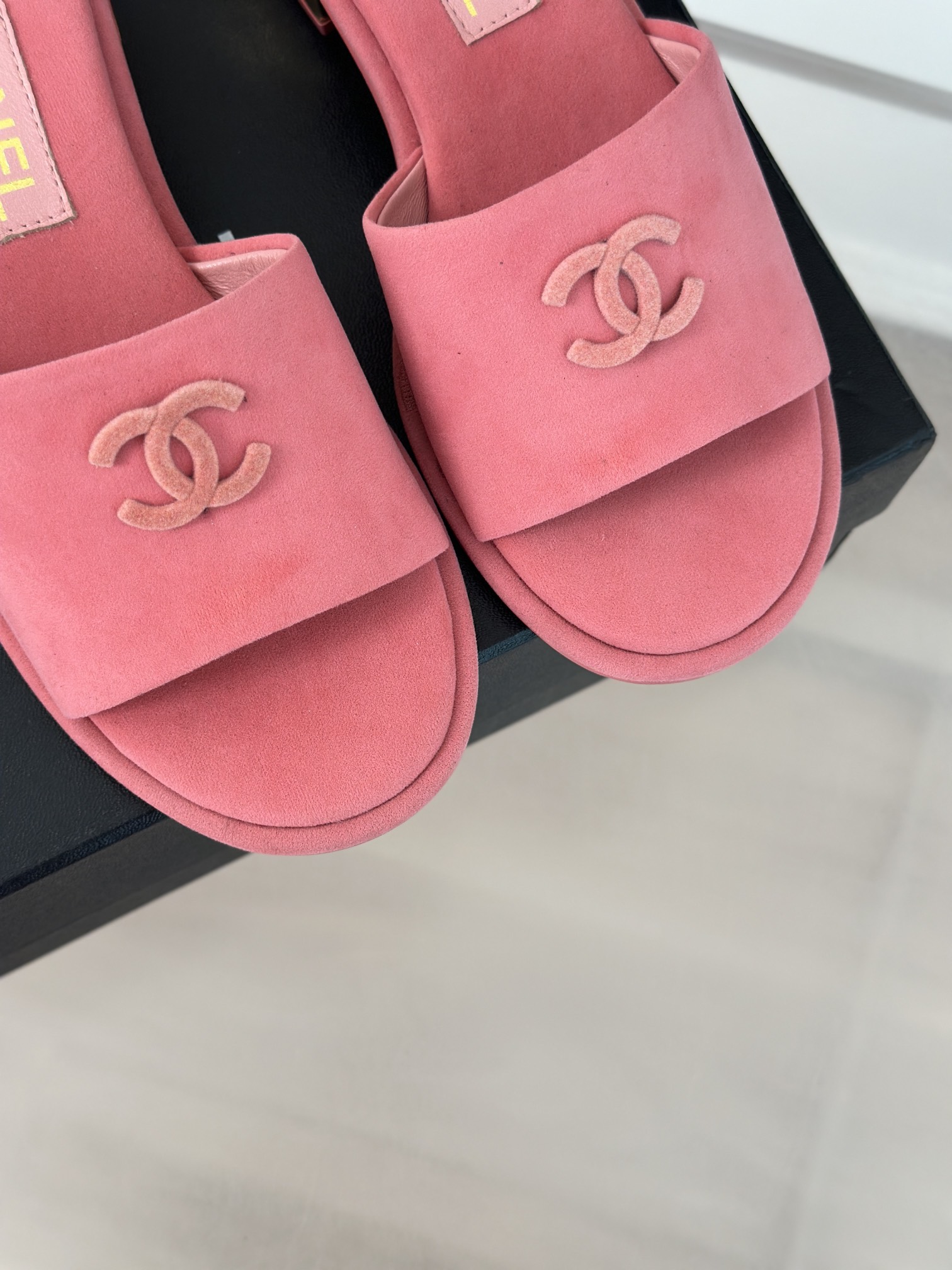 CHANEL SLIDES