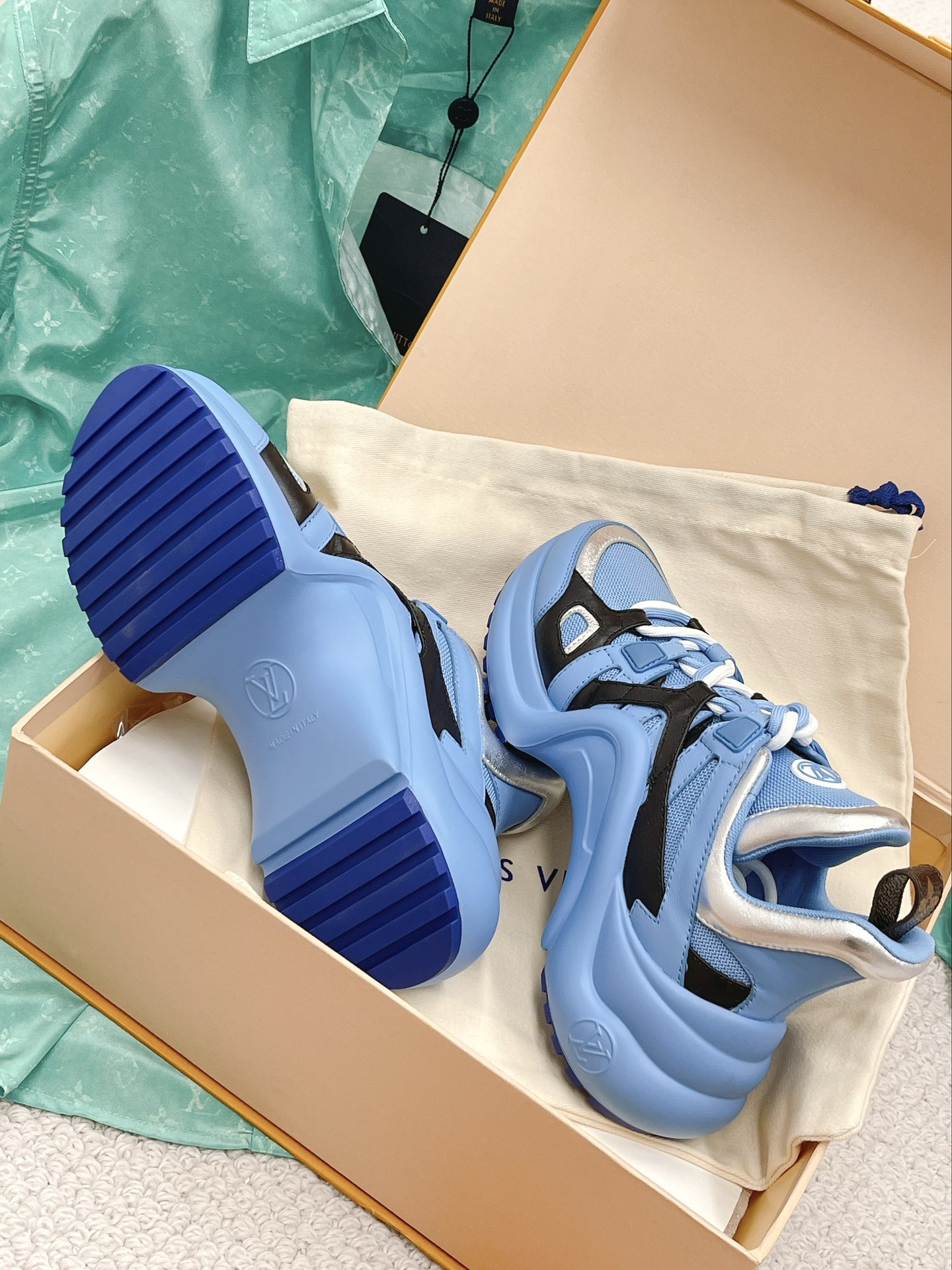 LOUIS VUITTON SNEAKERS