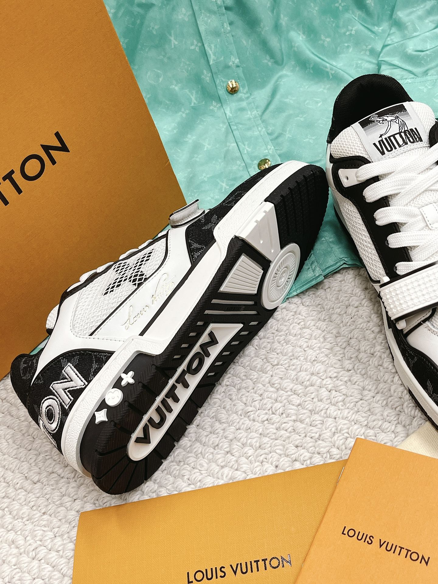 LOUIS VUITTON SNEAKERS