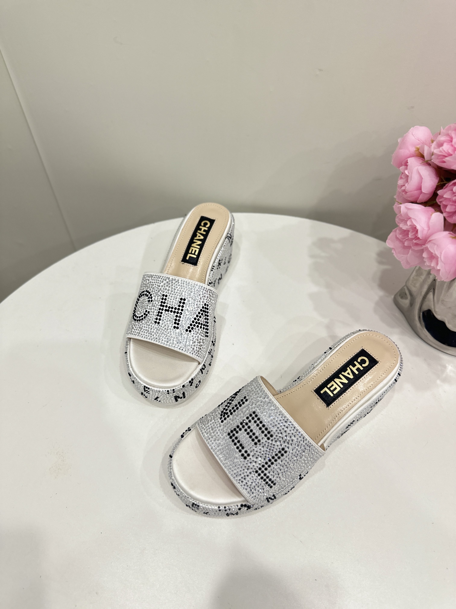 CHANEL SLIDES