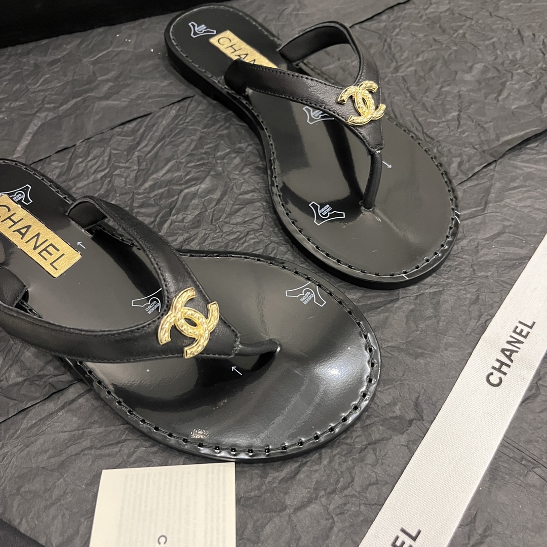 CHANEL SLIDES