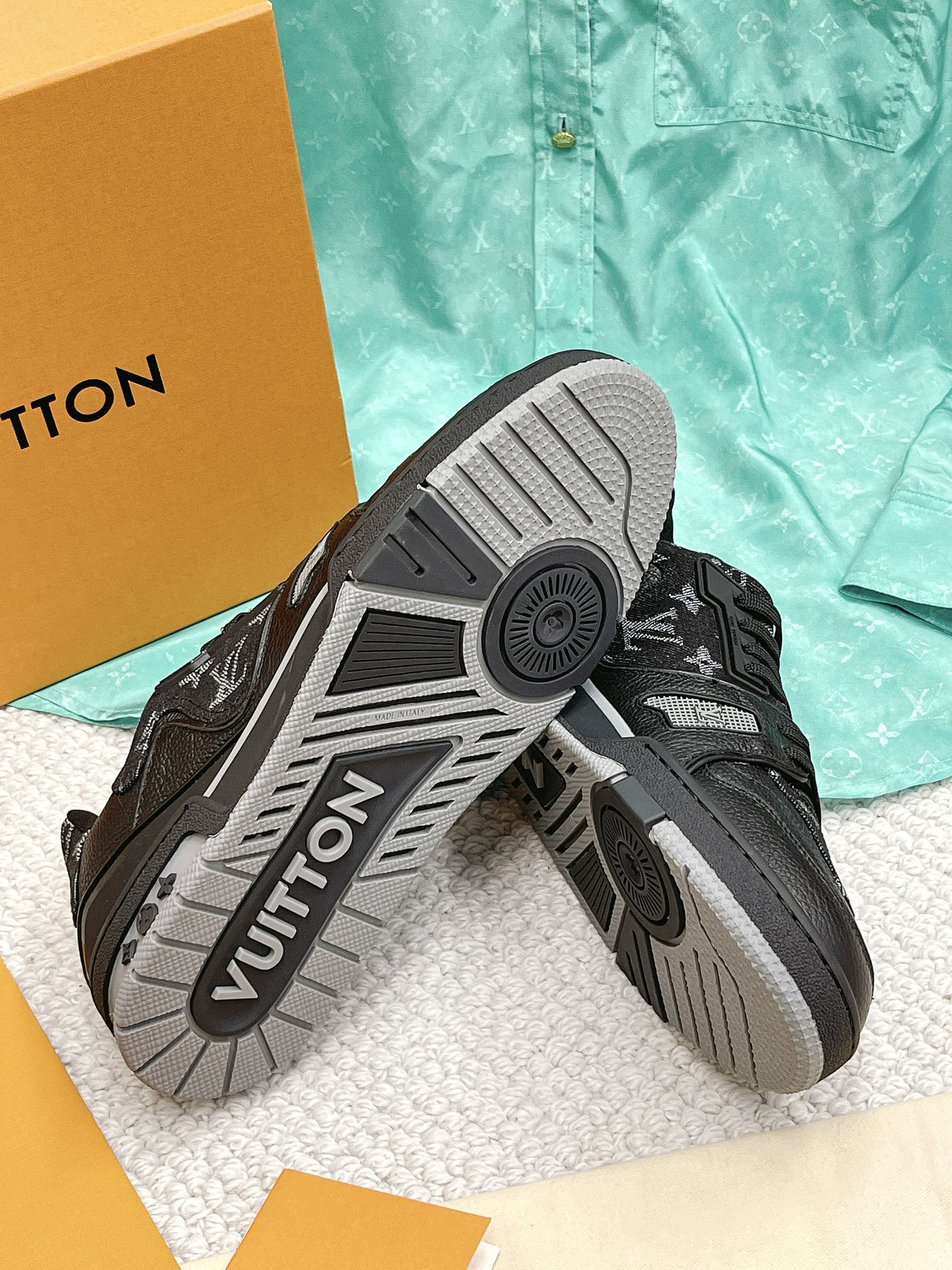 LOUIS VUITTON SNEAKERS