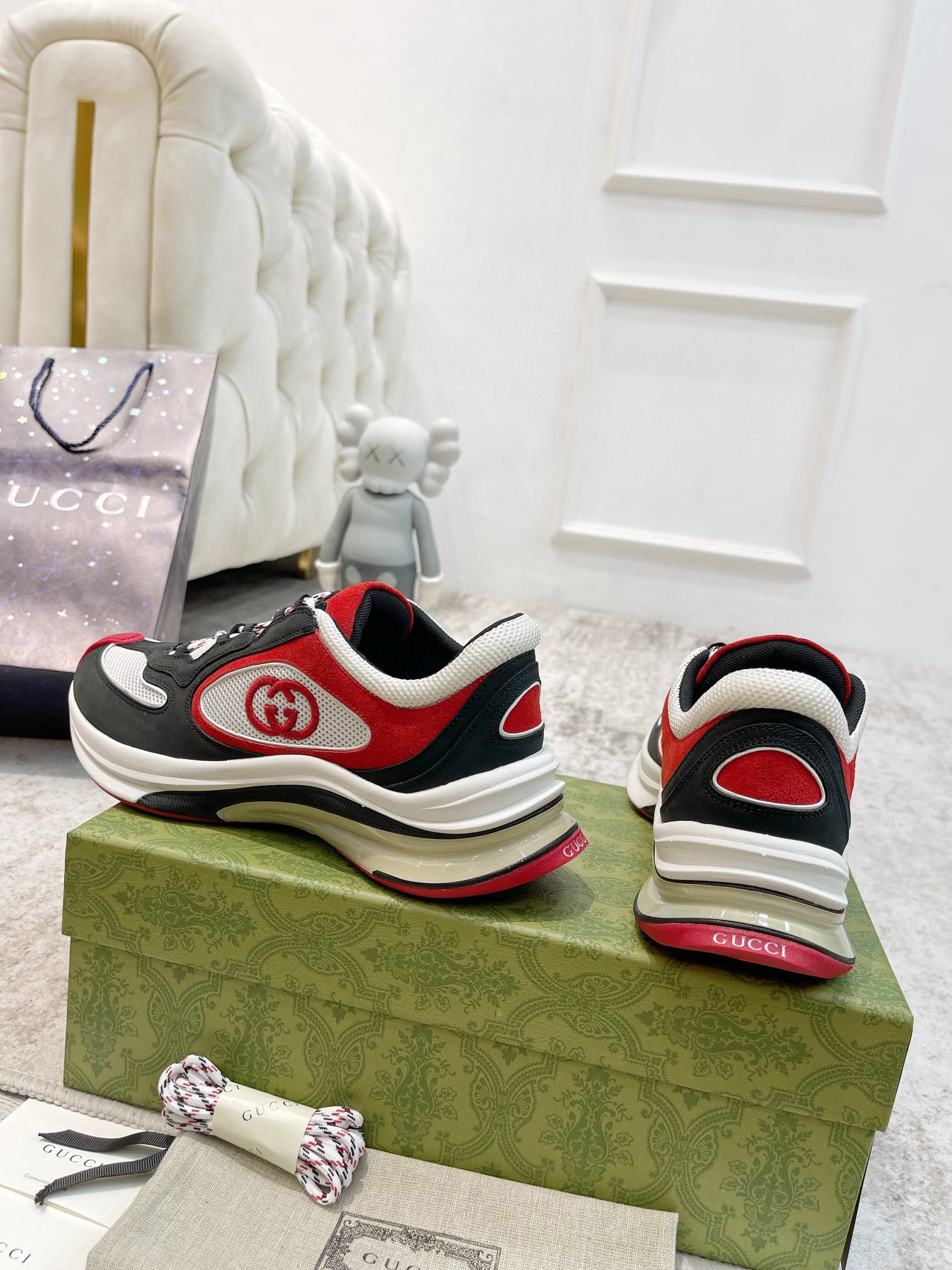 WOMEN'S GUCCI RUN SNEAKER