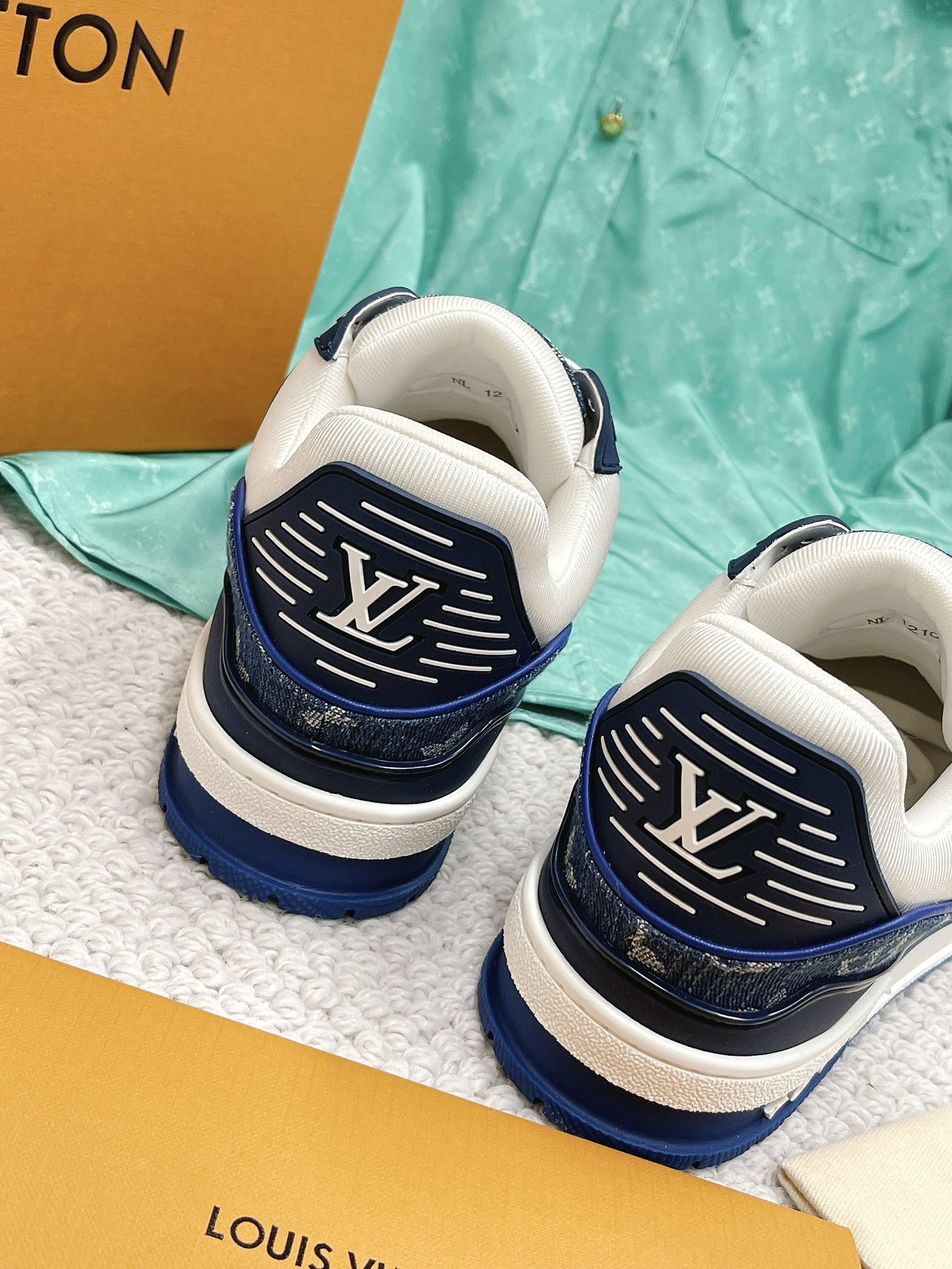 LOUIS VUITTON SNEAKERS