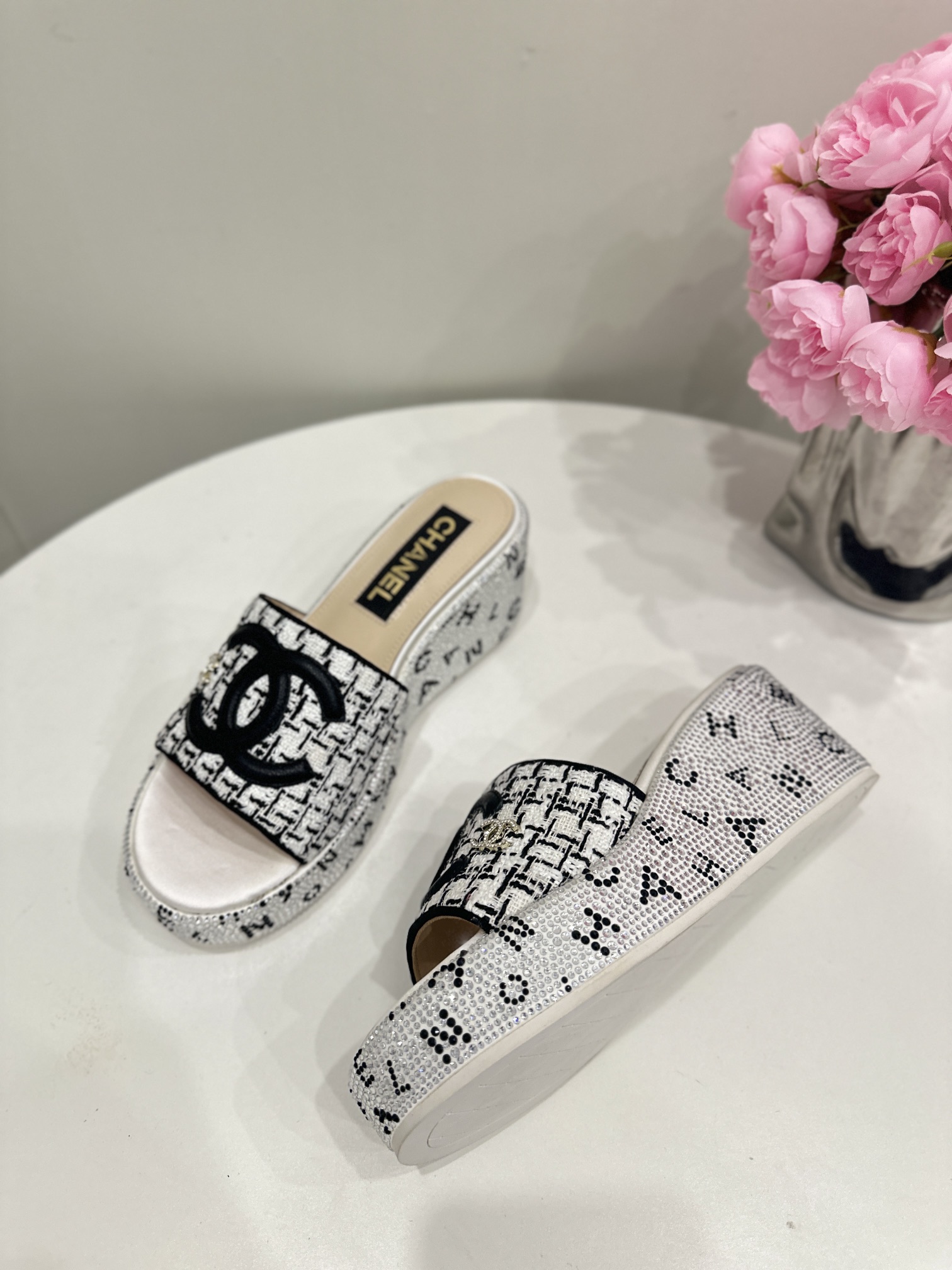 CHANEL SLIDES