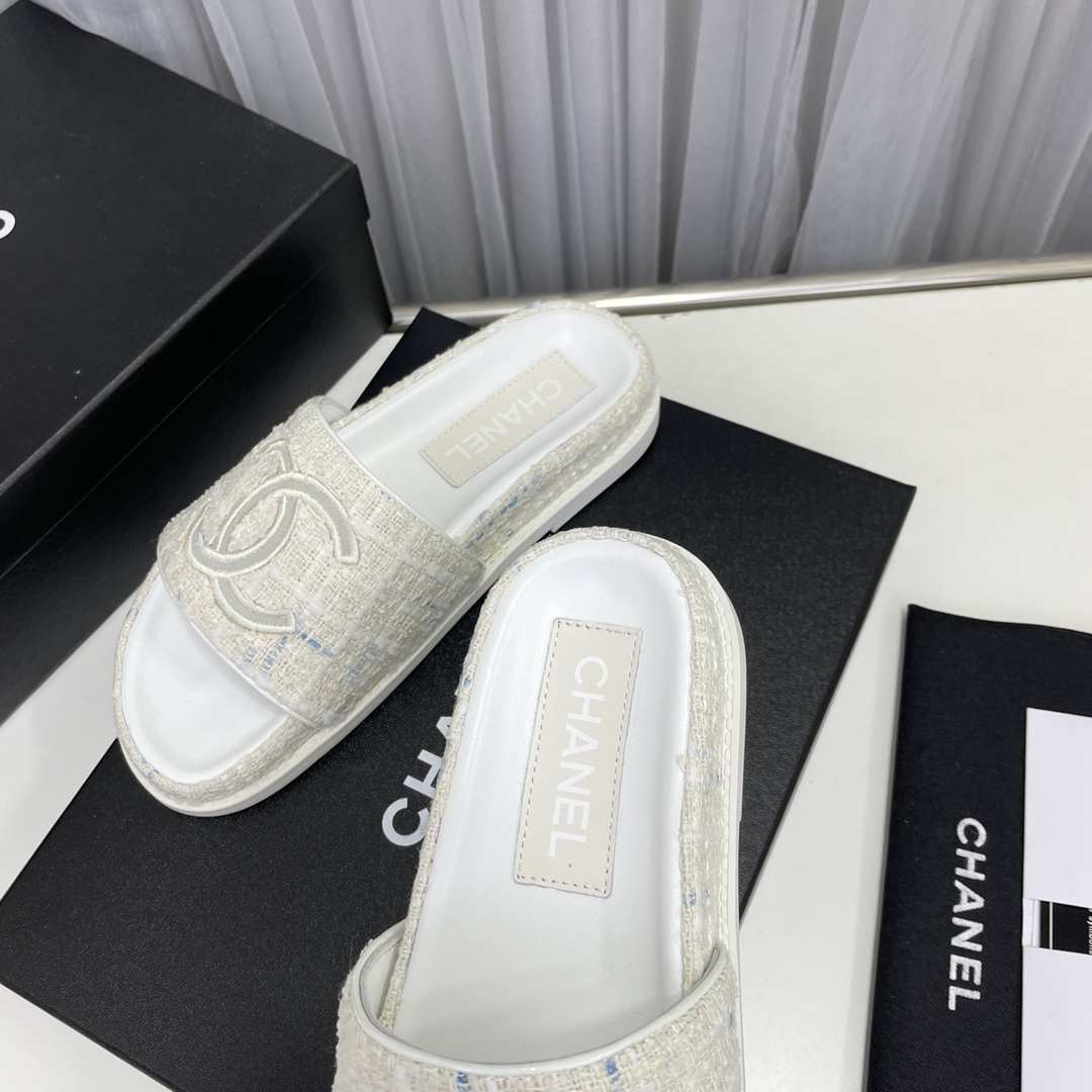 CHANEL SLIDES