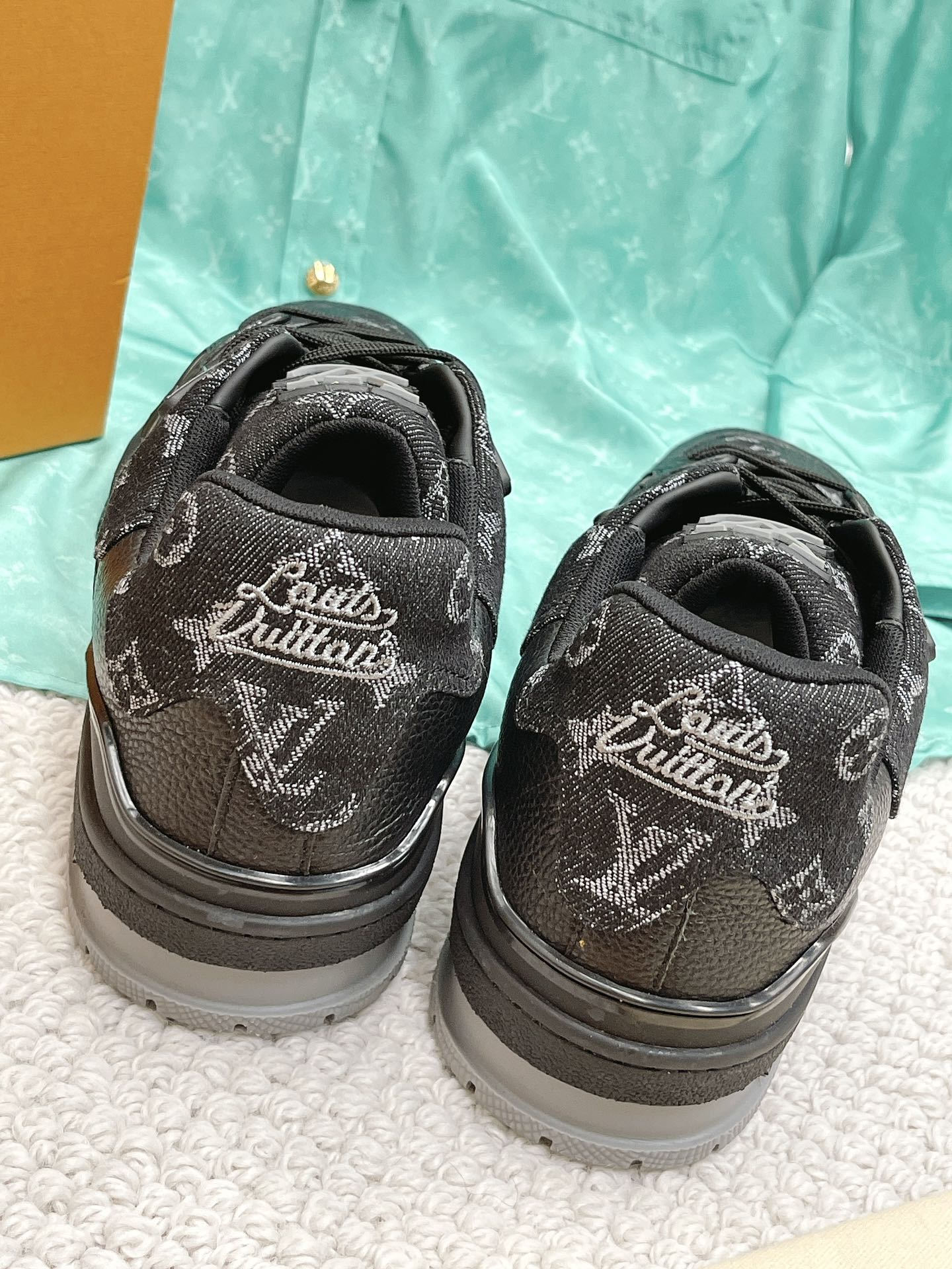 LOUIS VUITTON SNEAKERS