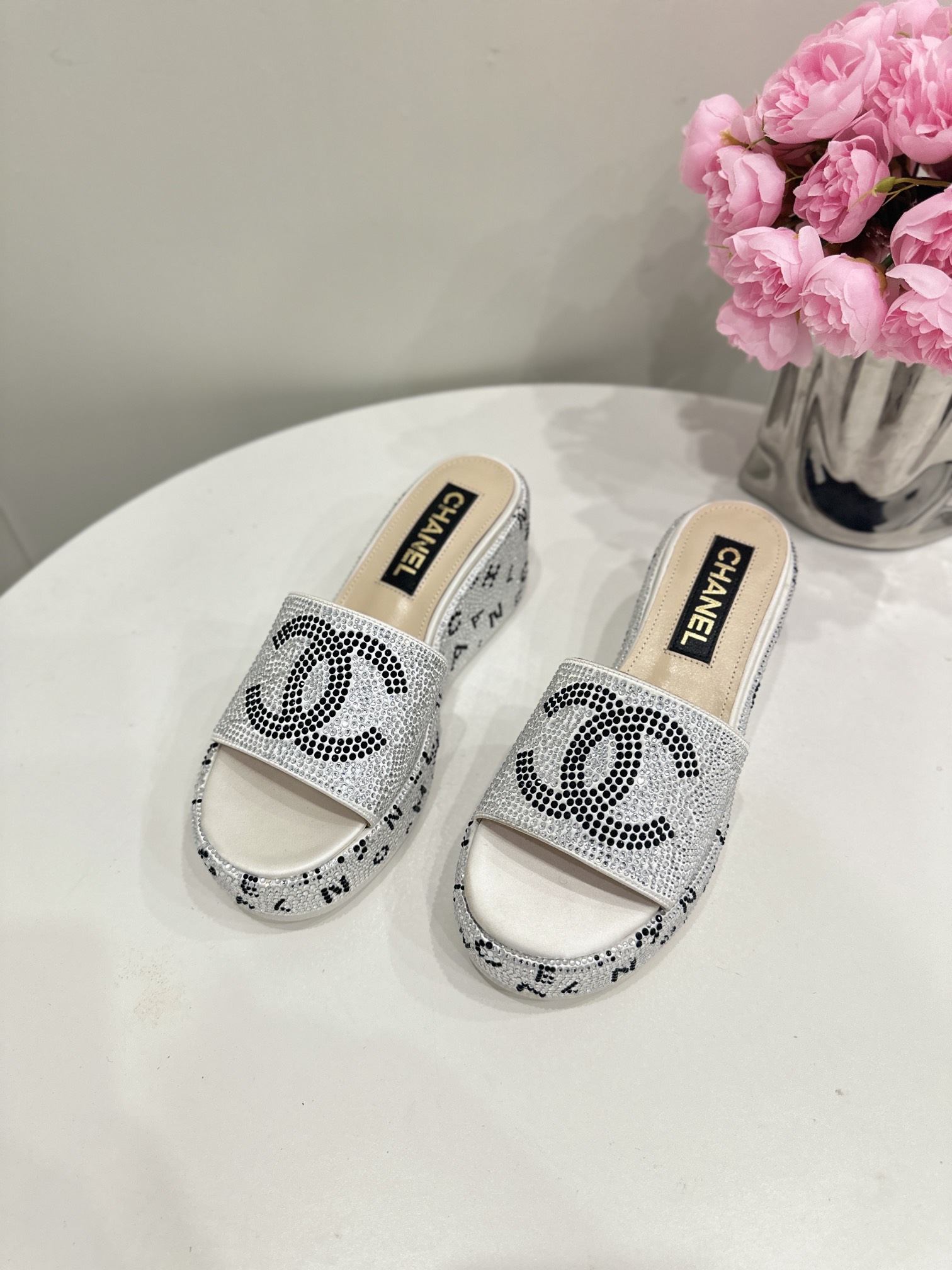 CHANEL SLIDES