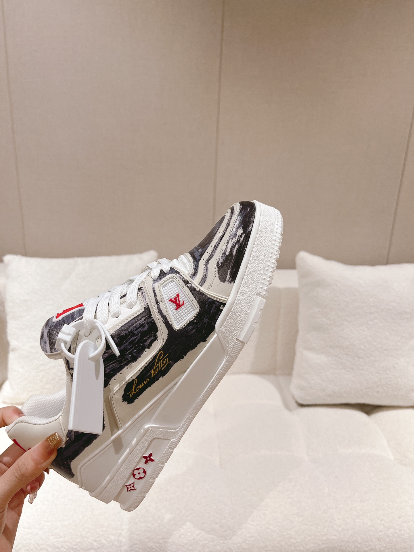 LOUIS VUITTON SNEAKERS