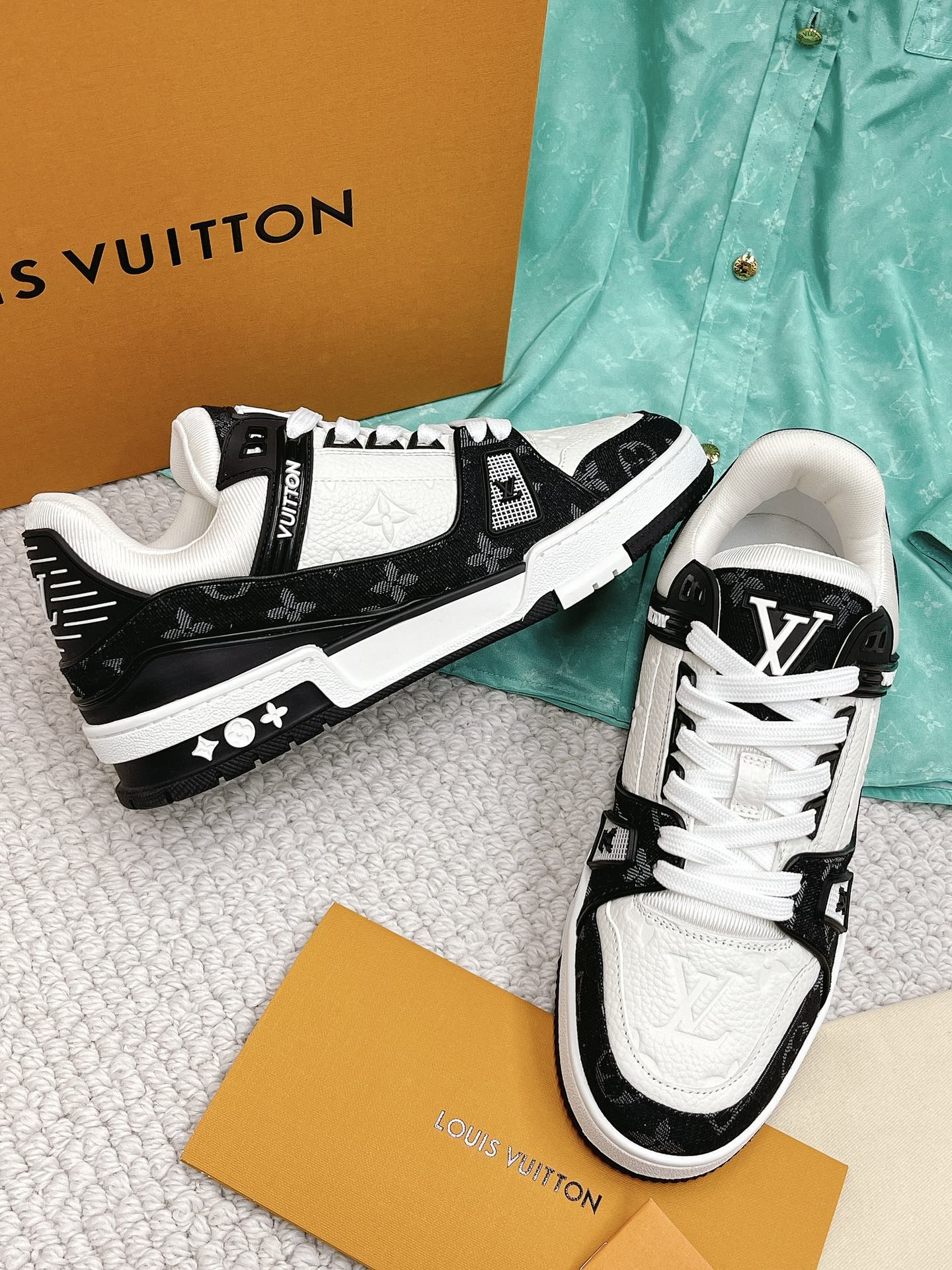 LOUIS VUITTON SNEAKERS