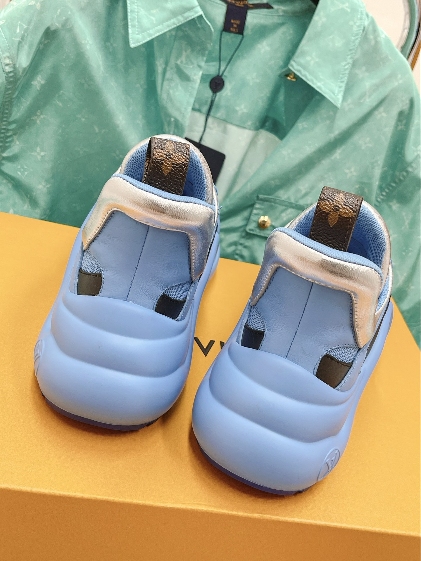 LOUIS VUITTON SNEAKERS